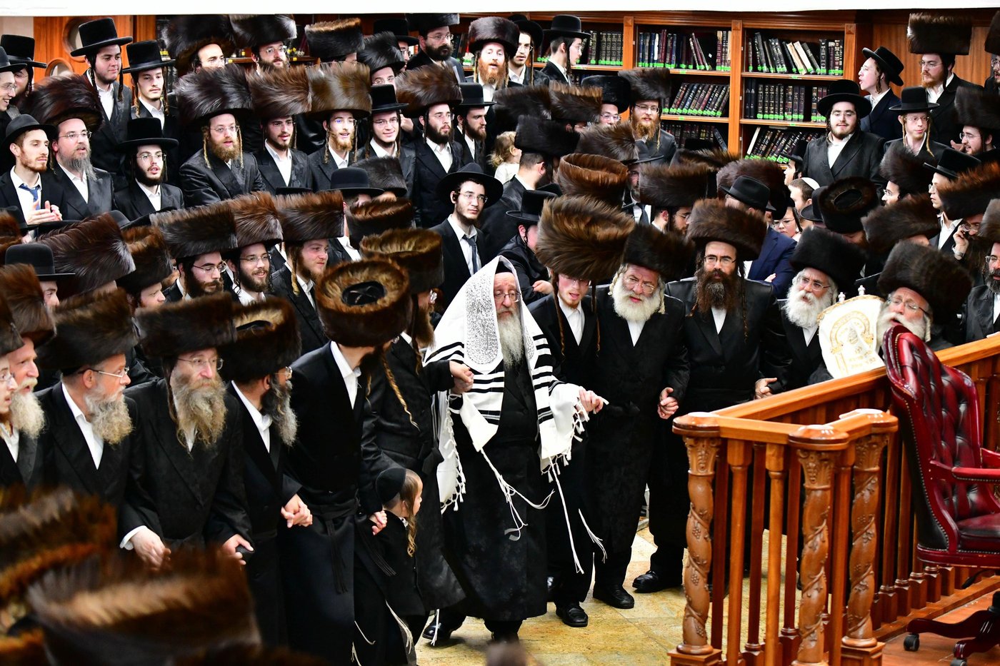 הקפות שניות בחצר הקודש ביאלה | צילום: שוקי לרר