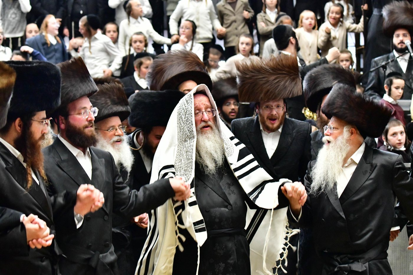 הקפות שניות בחצר הקודש ביאלה | צילום: שוקי לרר