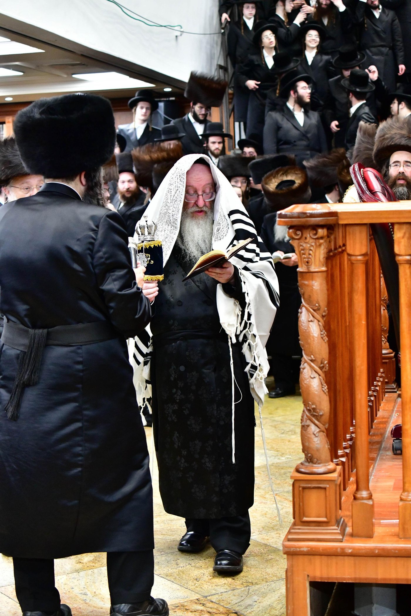 הקפות שניות בחצר הקודש ביאלה | צילום: שוקי לרר