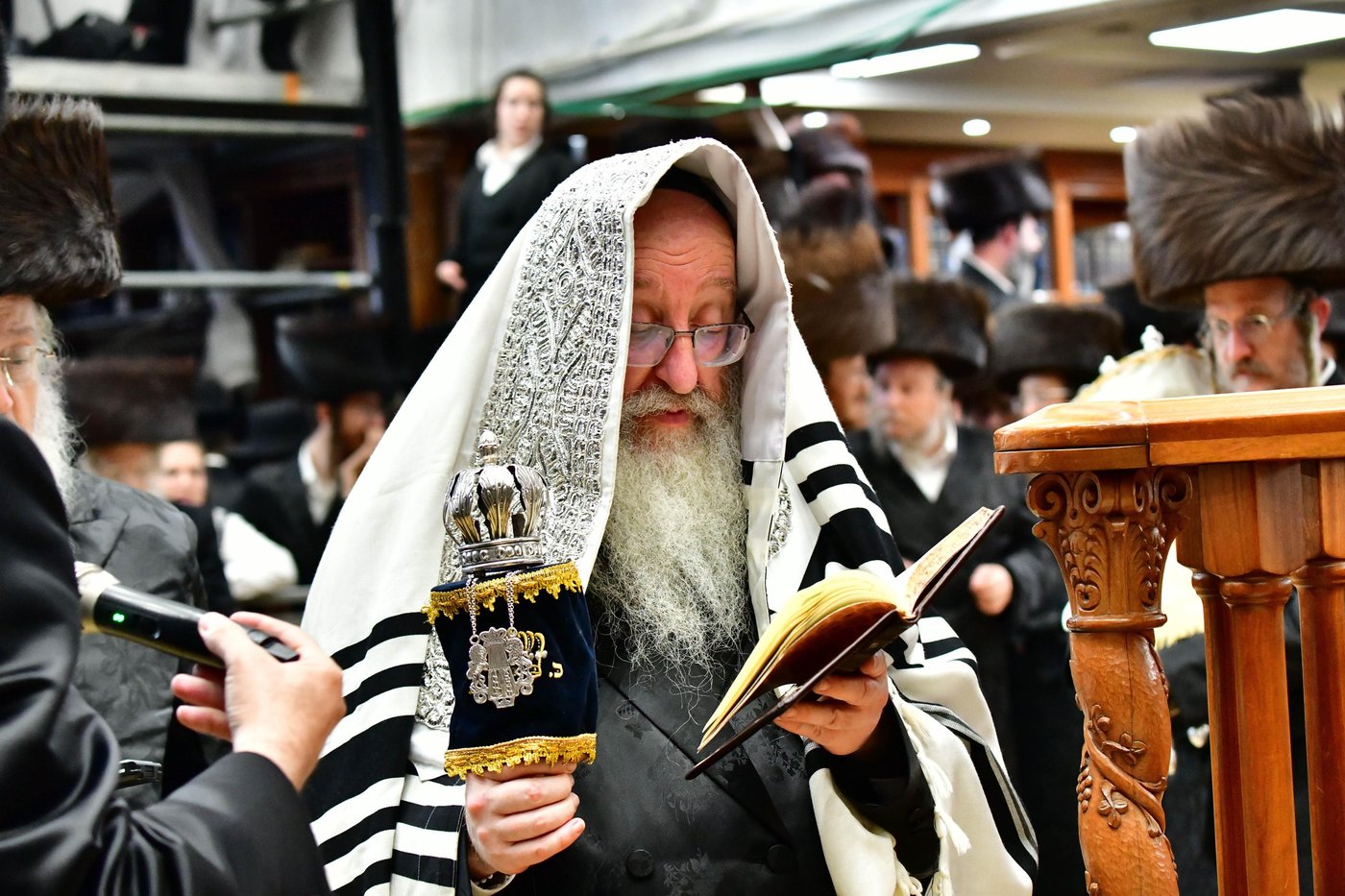הקפות שניות בחצר הקודש ביאלה | צילום: שוקי לרר