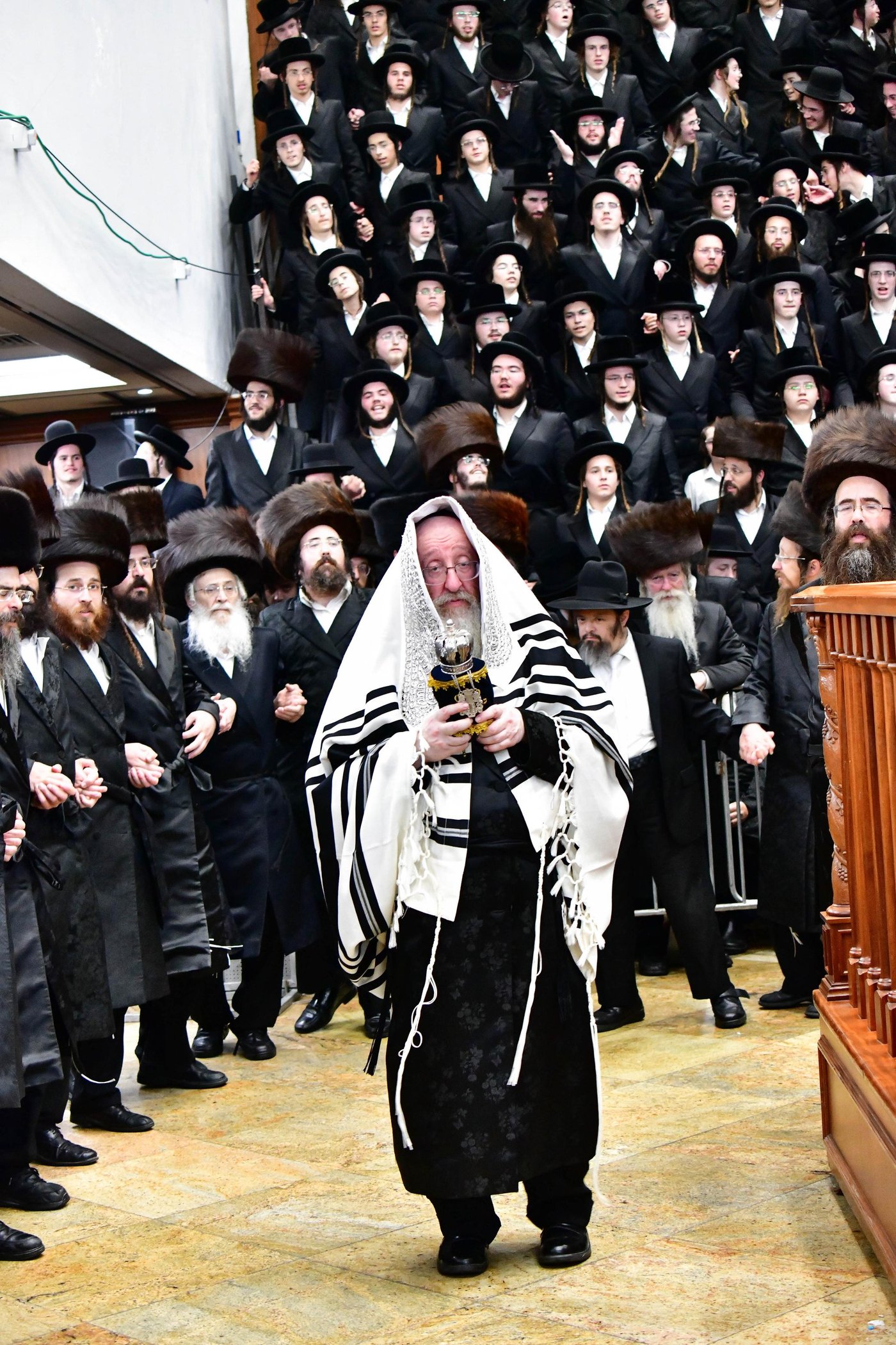 הקפות שניות בחצר הקודש ביאלה | צילום: שוקי לרר