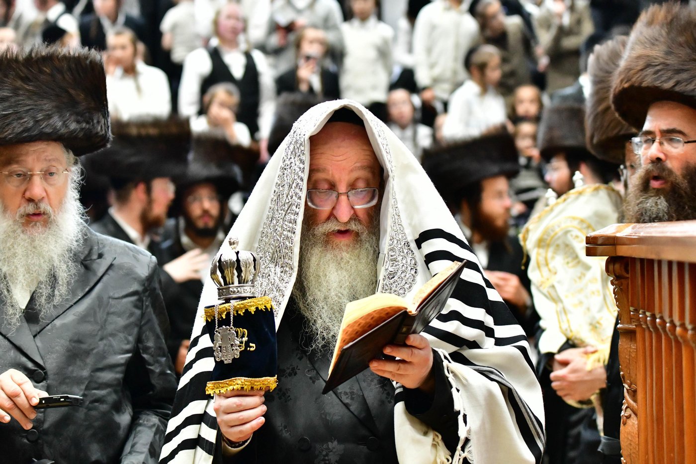 הקפות שניות בחצר הקודש ביאלה | צילום: שוקי לרר