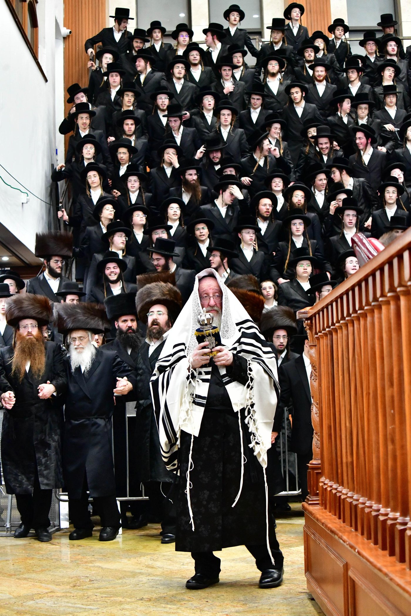 הקפות שניות בחצר הקודש ביאלה | צילום: שוקי לרר