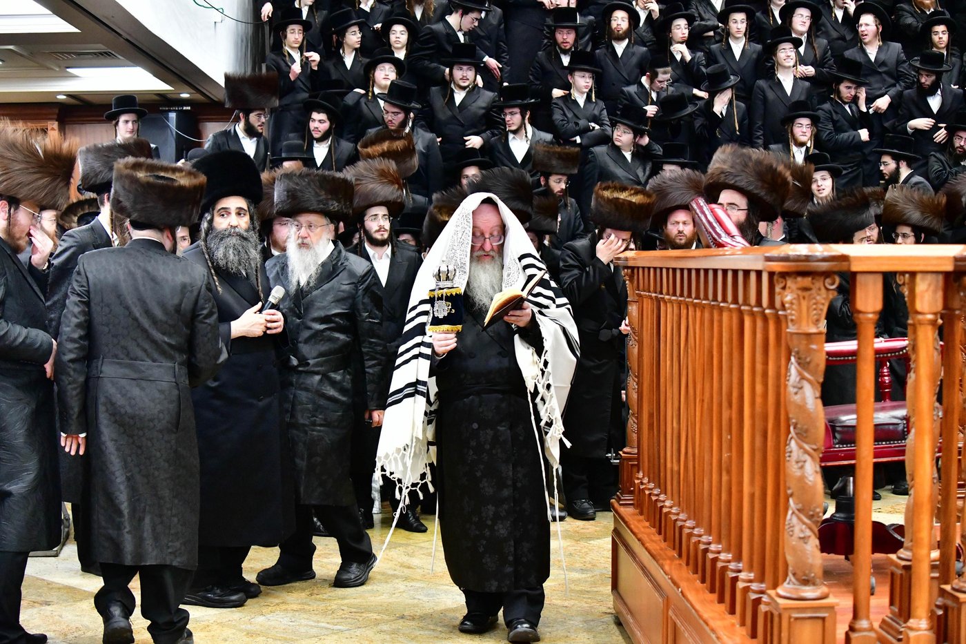 הקפות שניות בחצר הקודש ביאלה | צילום: שוקי לרר