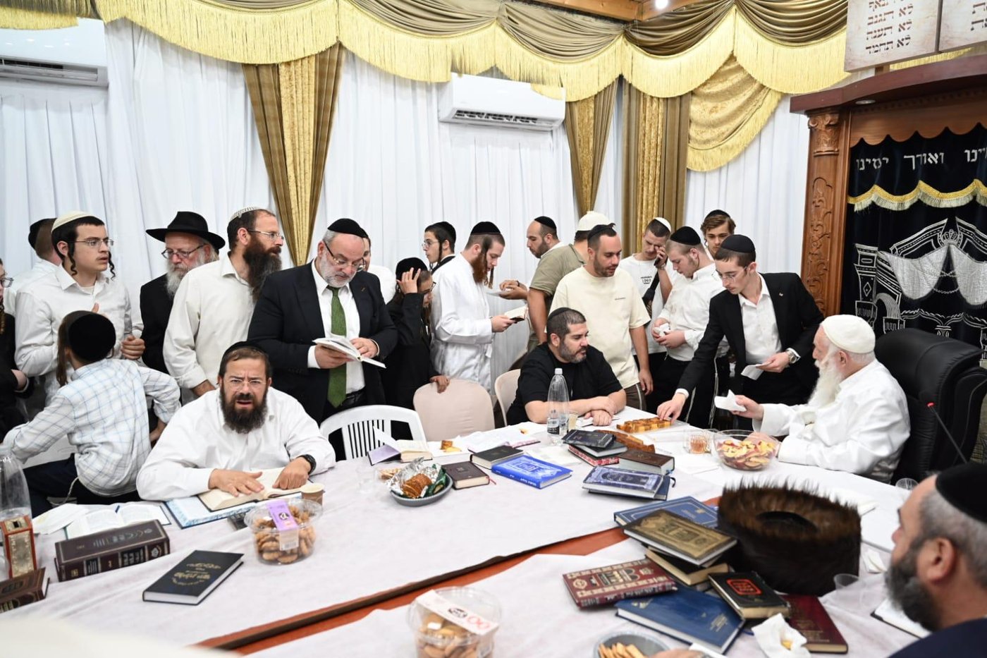חג הסוכות אצל הגרי"ד גרוסמן | צילום: י.ש. חיימסון