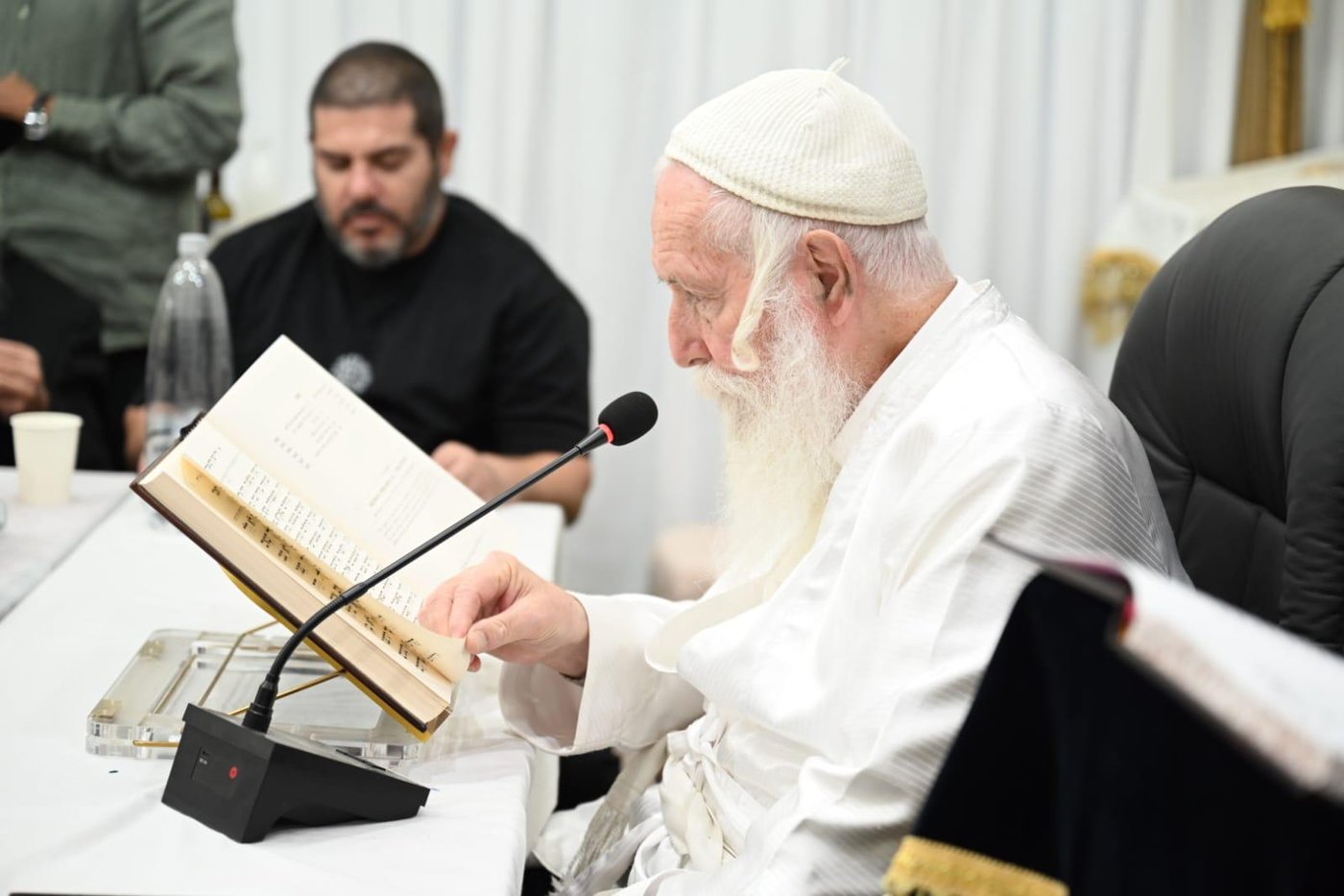 חג הסוכות אצל הגרי"ד גרוסמן | צילום: י.ש. חיימסון