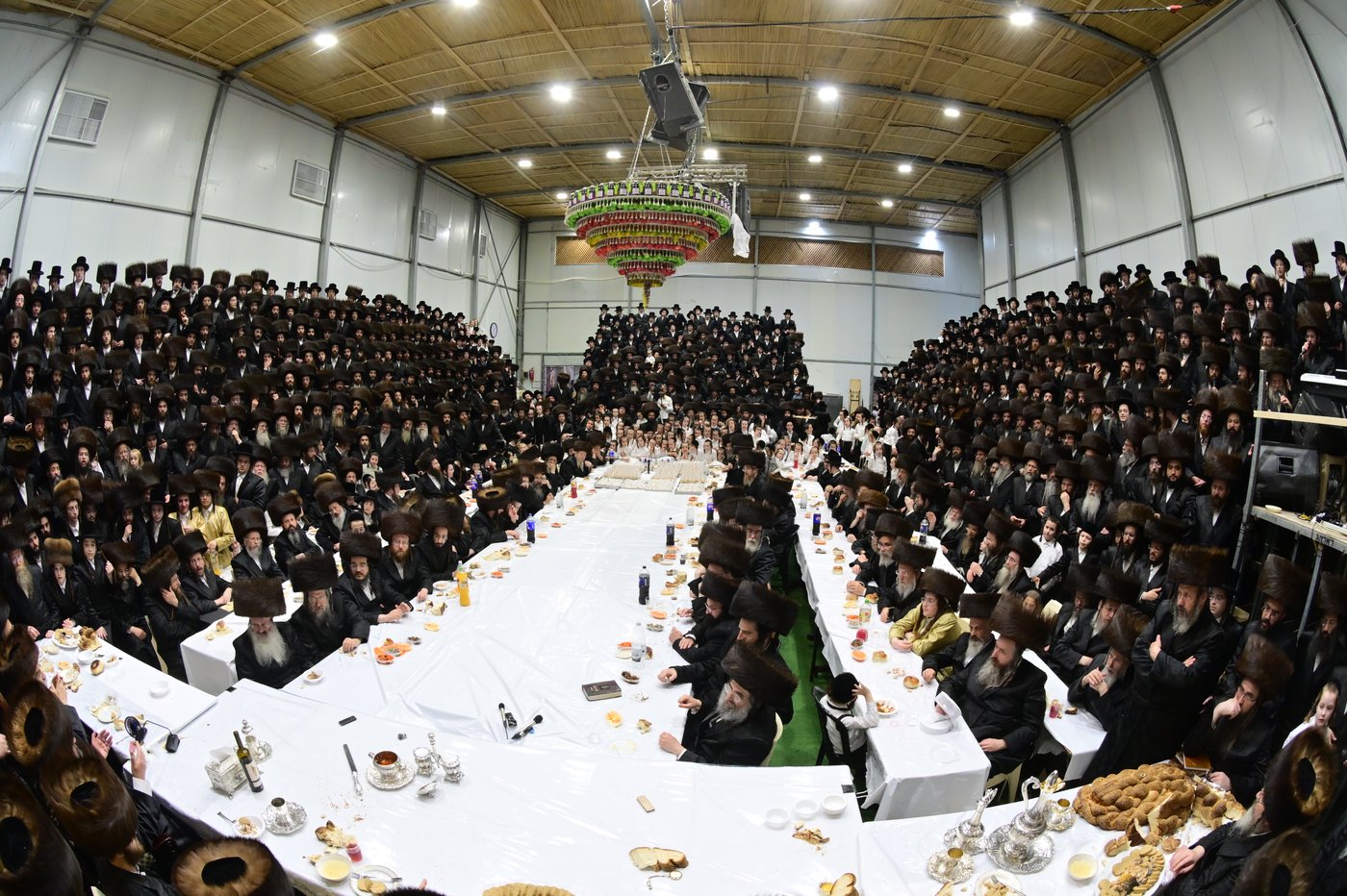 האדמו"ר מדארג שליט"א בטיש חול המועד סוכות | צילום: באדיבות המצלם