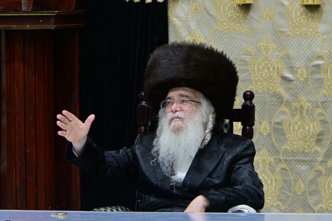 האדמו"ר מדארג שליט"א בטיש חול המועד סוכות | צילום: באדיבות המצלם
