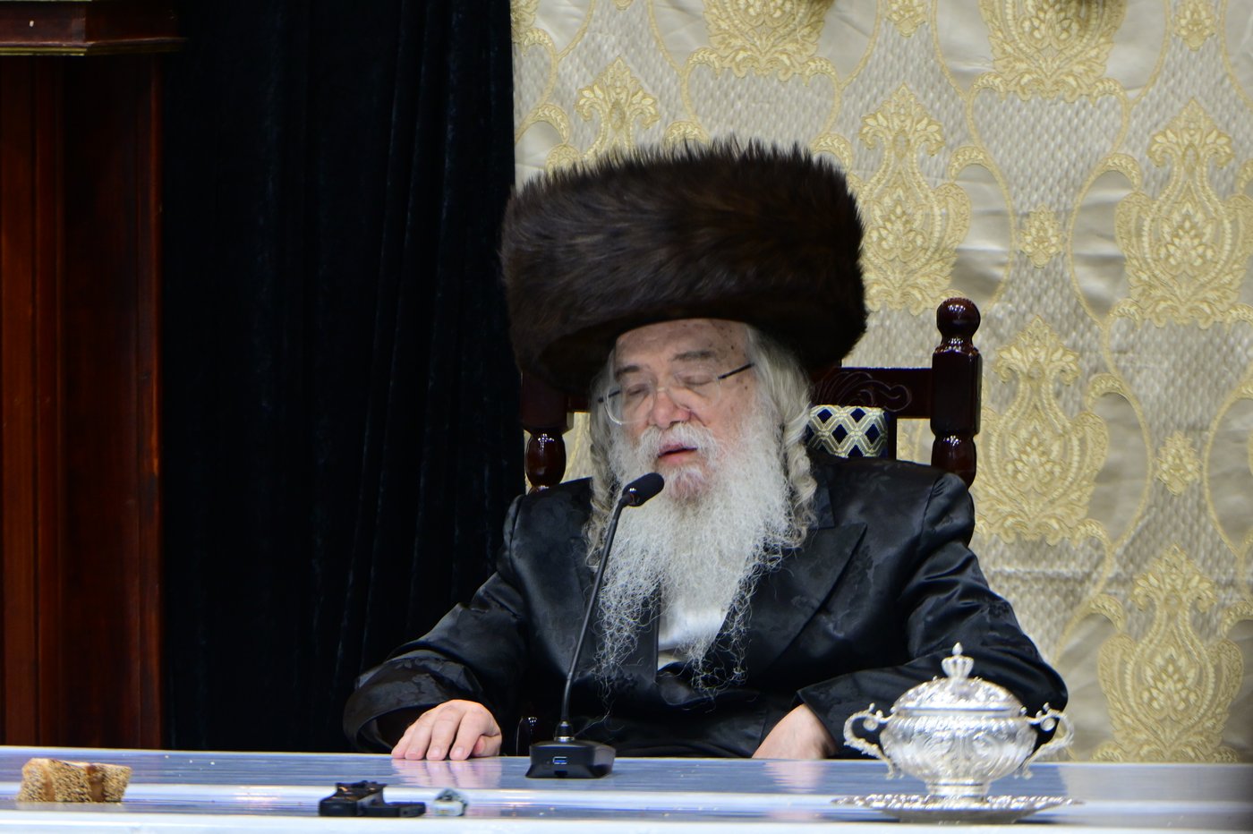 האדמו"ר מדארג שליט"א בטיש חול המועד סוכות | צילום: באדיבות המצלם