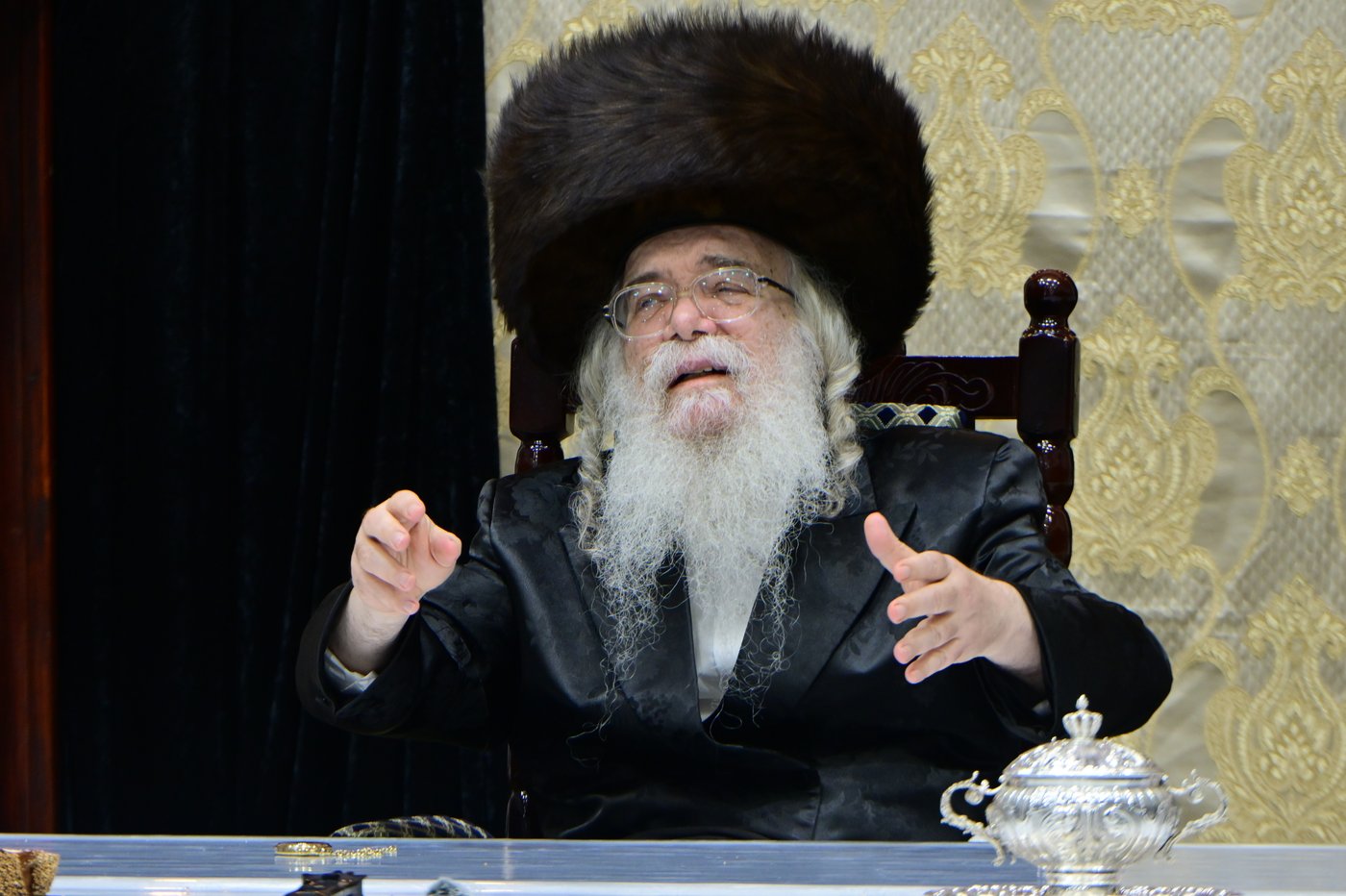 האדמו"ר מדארג שליט"א בטיש חול המועד סוכות | צילום: באדיבות המצלם
