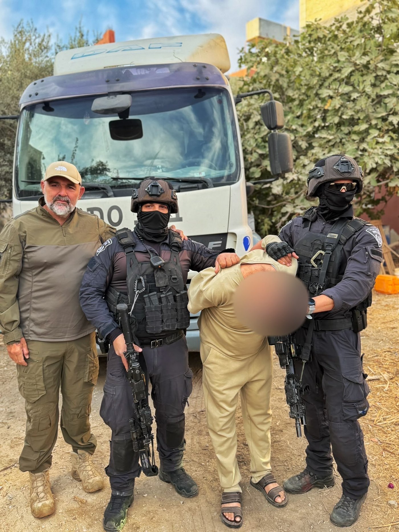 פלסטיני צילם את עצמו מזרים ביוב לנחלים והתגאה ברשת