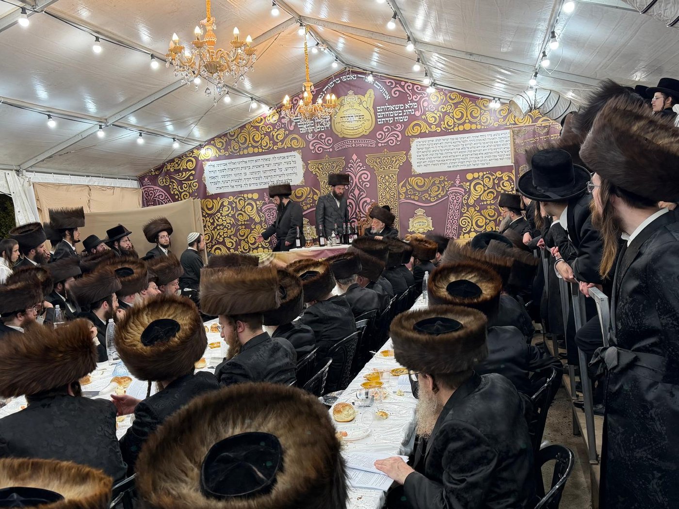 האדמו"ר מקופיטשניץ שליט"א בטיש חול המועד סוכות | צילום: באדיבות המצלם
