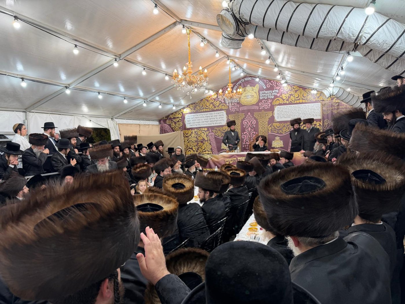 האדמו"ר מקופיטשניץ שליט"א בטיש חול המועד סוכות | צילום: באדיבות המצלם