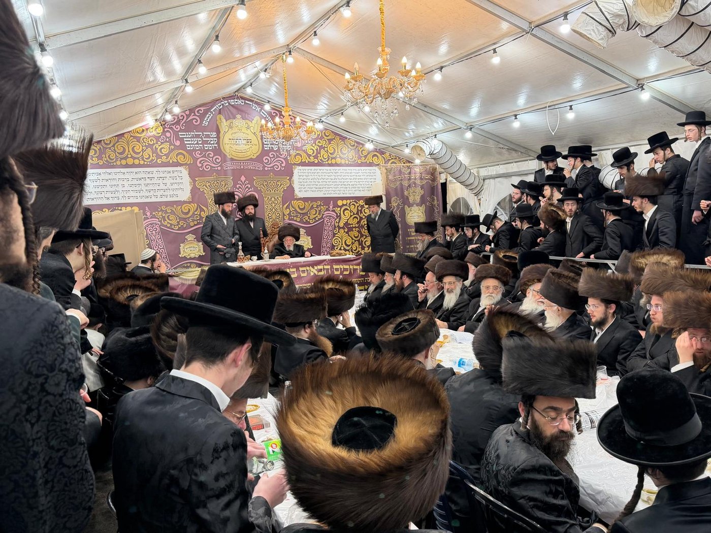 האדמו"ר מקופיטשניץ שליט"א בטיש חול המועד סוכות | צילום: באדיבות המצלם
