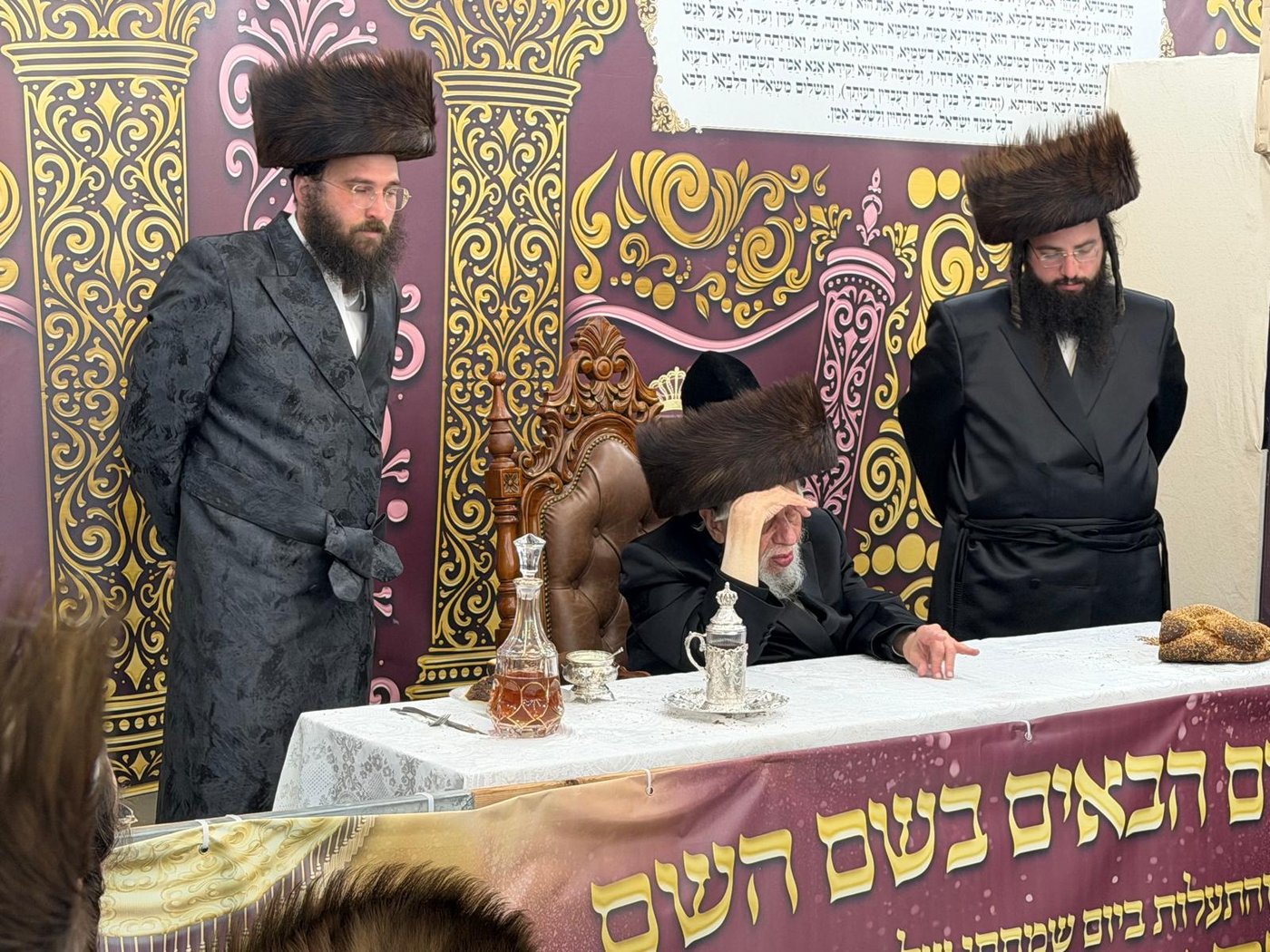 האדמו"ר מקופיטשניץ שליט"א בטיש חול המועד סוכות | צילום: באדיבות המצלם