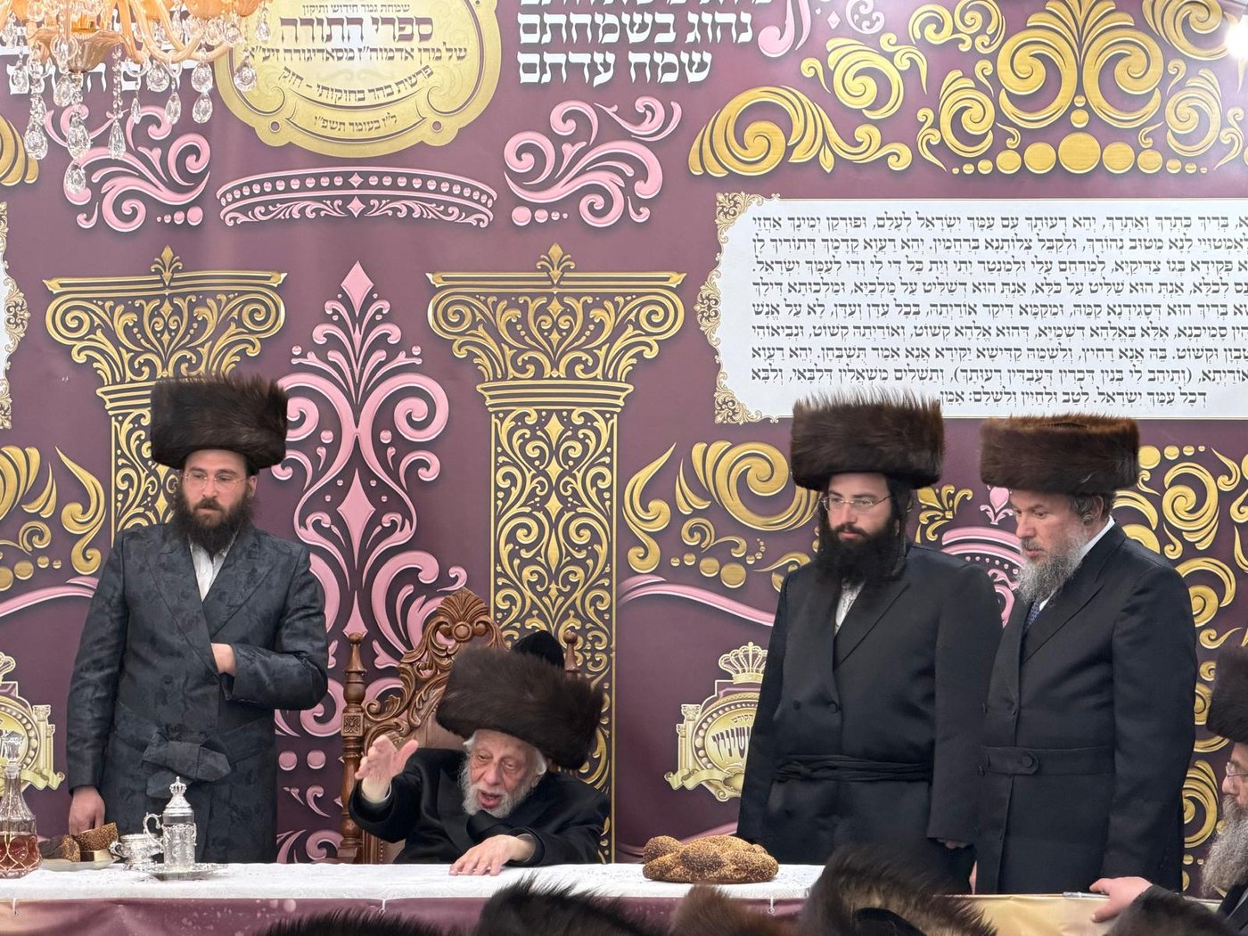 האדמו"ר מקופיטשניץ שליט"א בטיש חול המועד סוכות | צילום: באדיבות המצלם