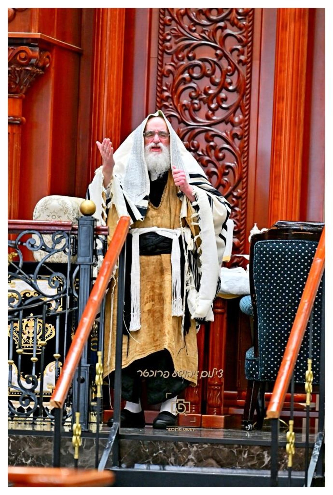סוכות בחצר הקודש ויז'ניץ | צילום: יהושע פרוכטר
