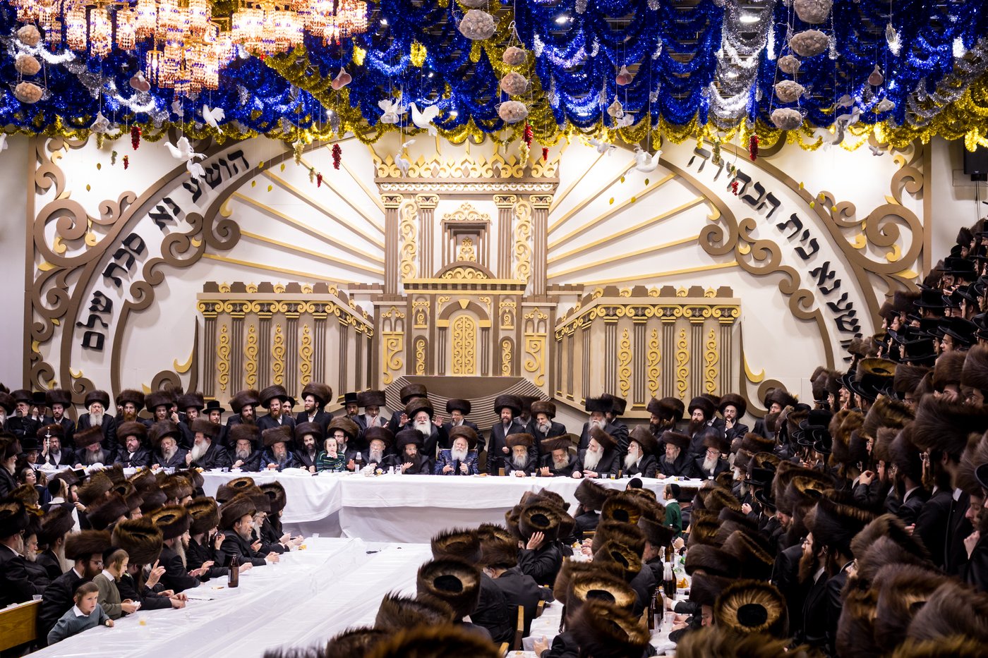 סוכות בחצר הקודש באבוב | צילום: אחים לאנטשעווסקי