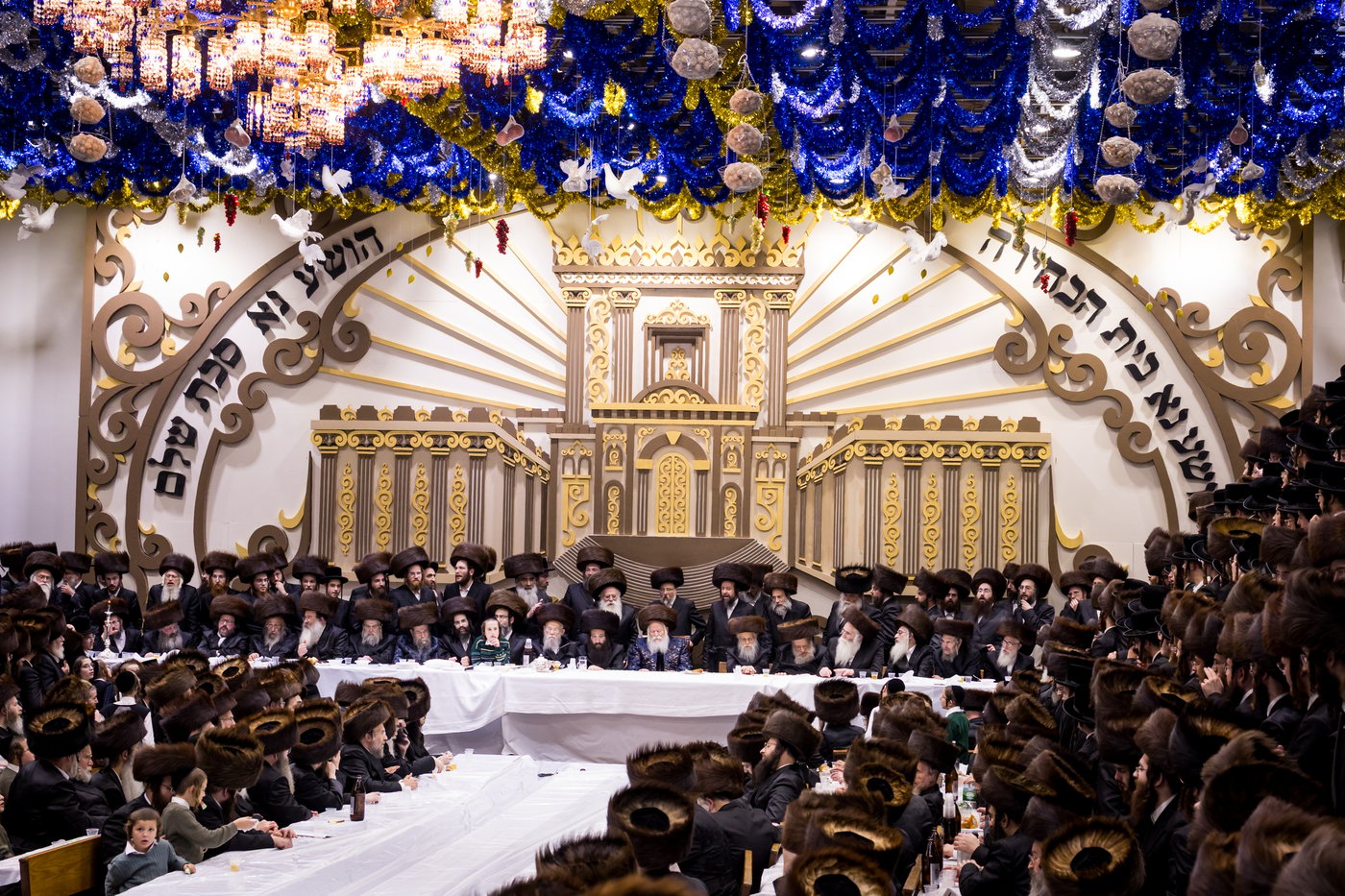 סוכות בחצר הקודש באבוב | צילום: אחים לאנטשעווסקי