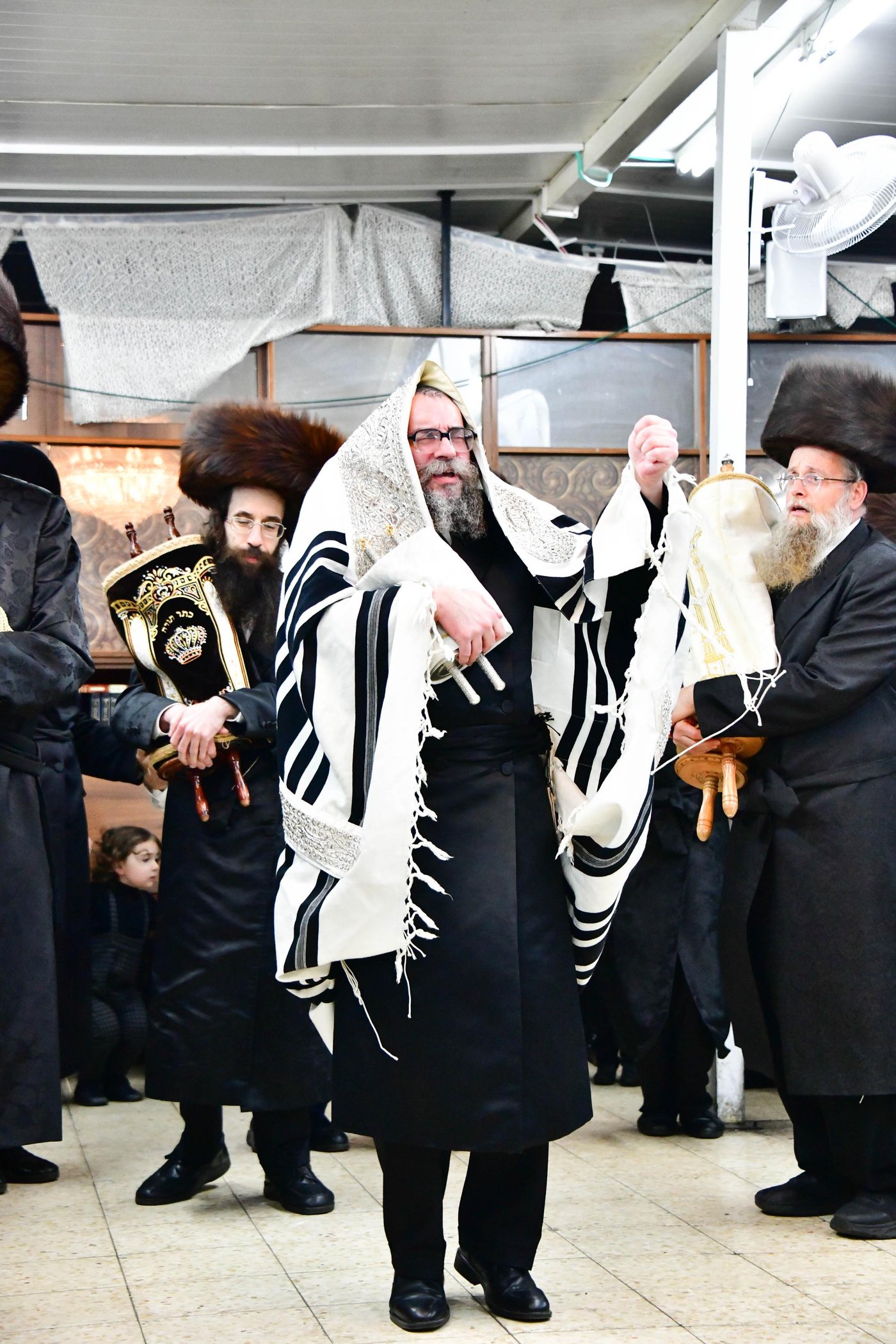 הקפות שניות בחצר הקודש סקולען ירושלים | צילום: שוקי לרר