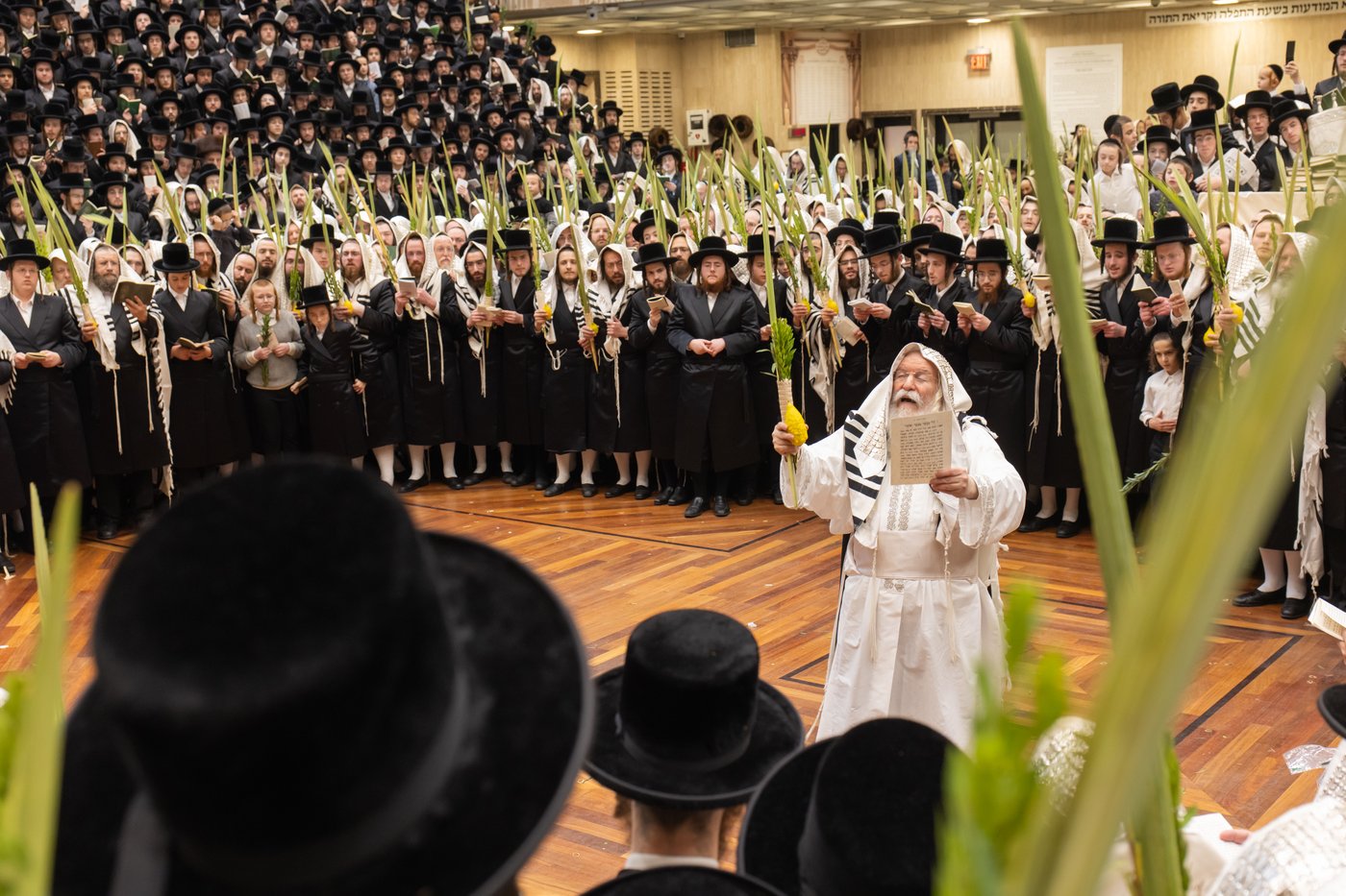 הושענא רבה בחצר הקודש באבוב | צילום: אחים לאנטשעווסקי