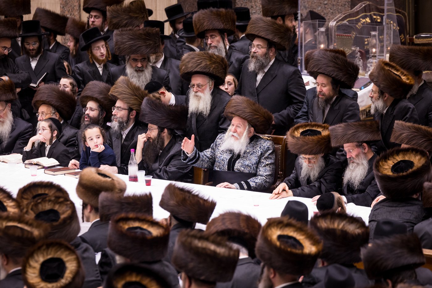 מוצאי שמחת תורה בחצר הקודש באבוב | צילום: אחים לאנטשעווסקי