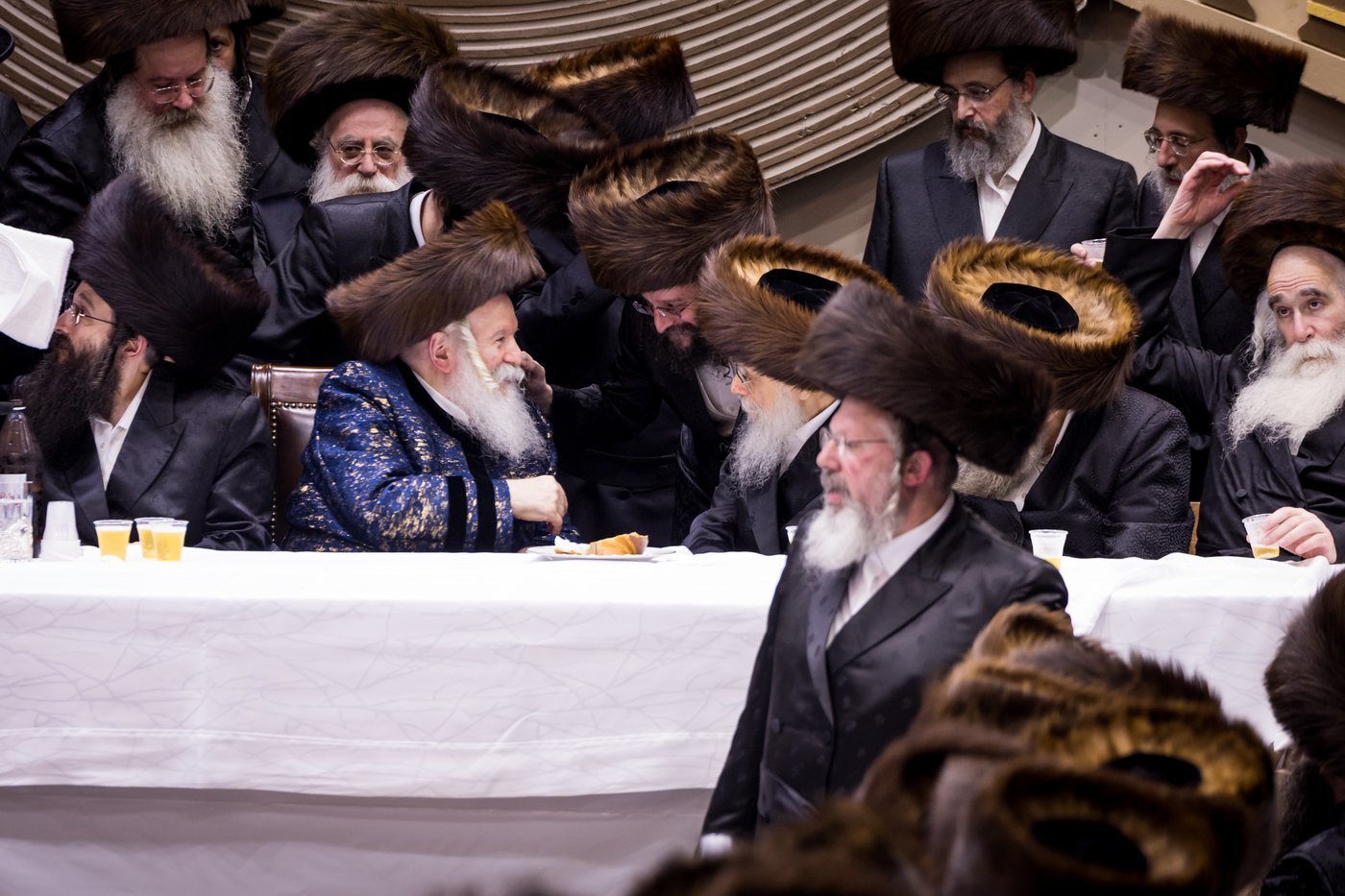 מוצאי שמחת תורה בחצר הקודש באבוב | צילום: אחים לאנטשעווסקי
