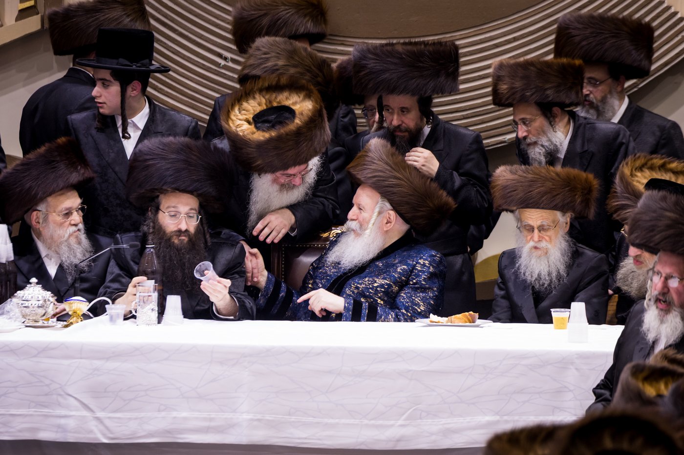 מוצאי שמחת תורה בחצר הקודש באבוב | צילום: אחים לאנטשעווסקי