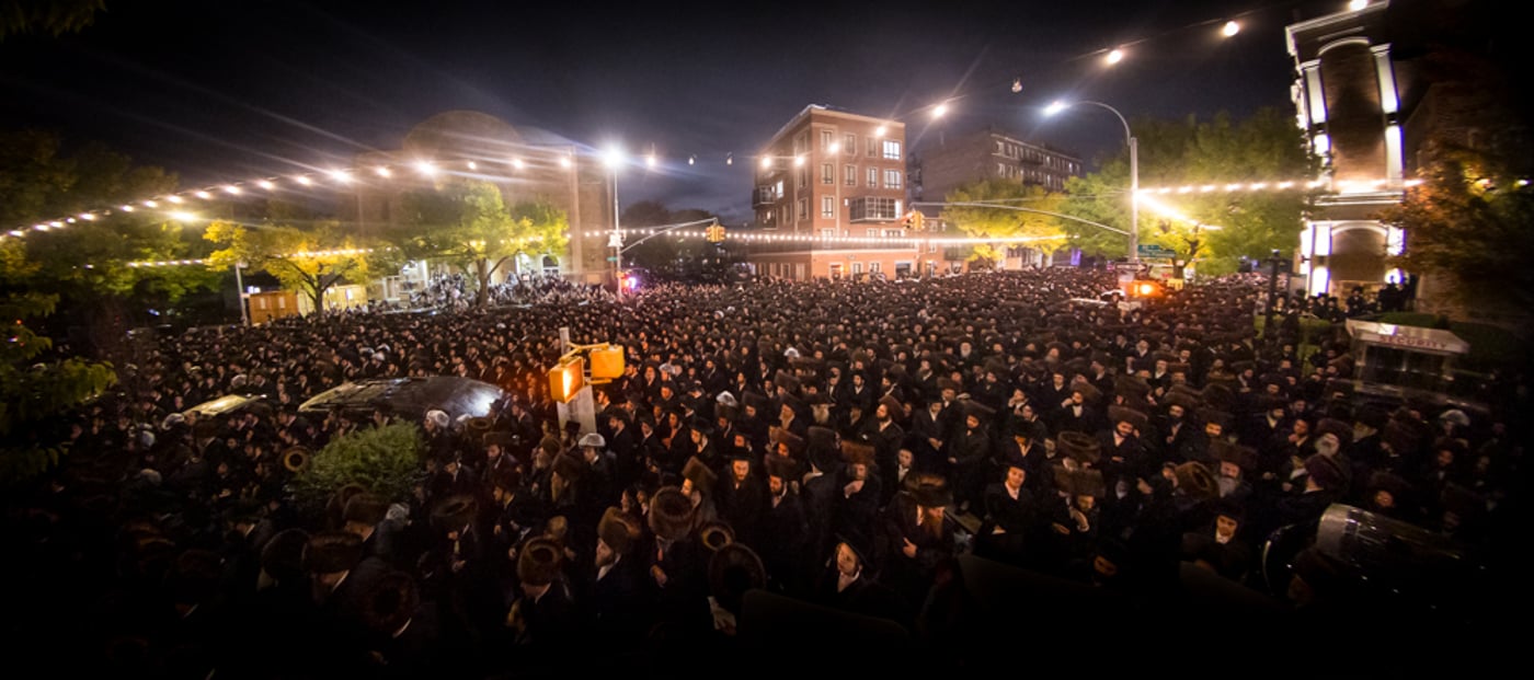 מוצאי שמחת תורה בחצר הקודש באבוב | צילום: אחים לאנטשעווסקי