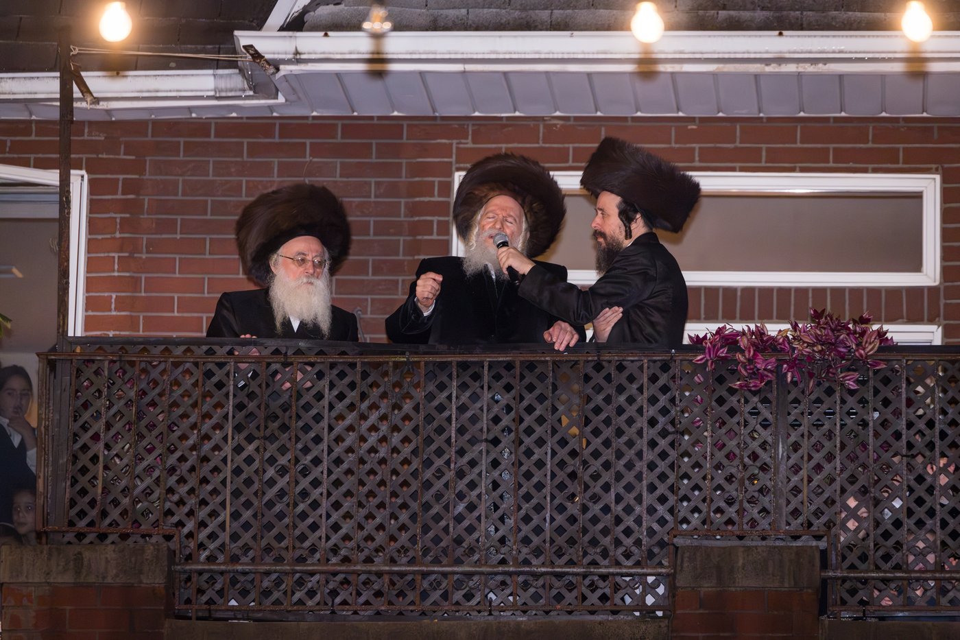 מוצאי שמחת תורה בחצר הקודש באבוב | צילום: אחים לאנטשעווסקי