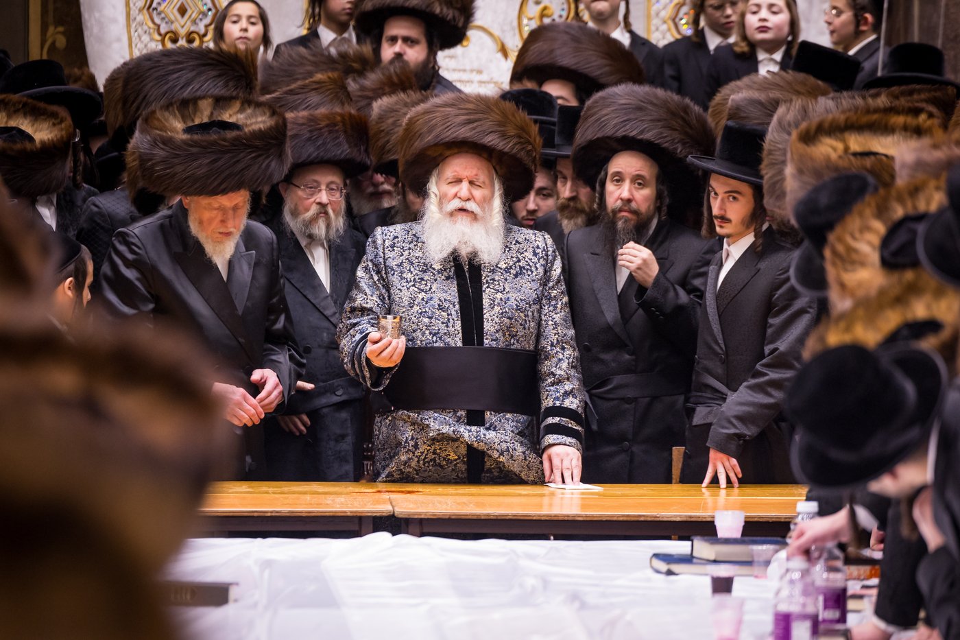 מוצאי שמחת תורה בחצר הקודש באבוב | צילום: אחים לאנטשעווסקי