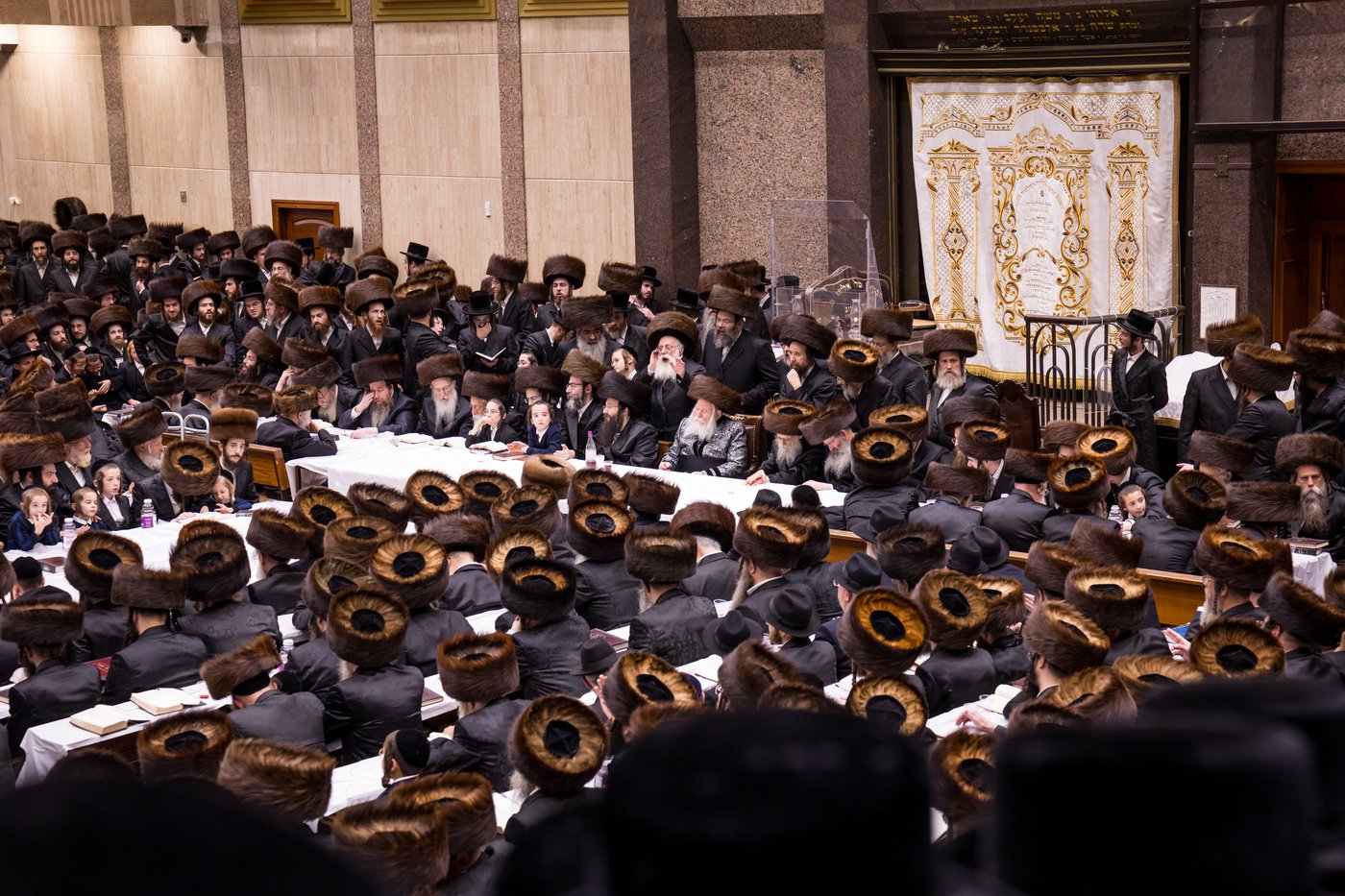 מוצאי שמחת תורה בחצר הקודש באבוב | צילום: אחים לאנטשעווסקי