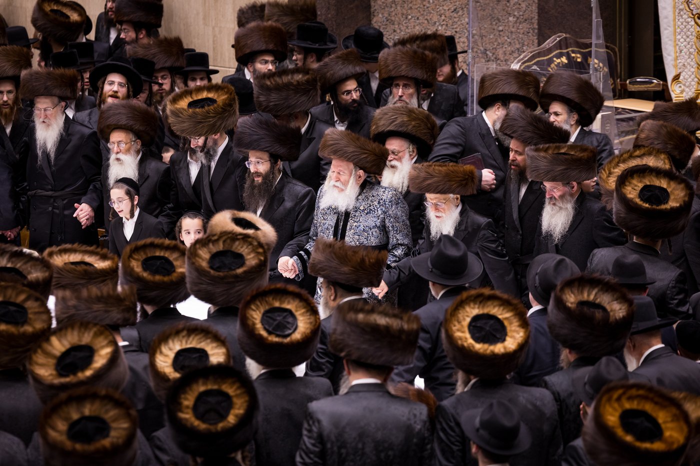 מוצאי שמחת תורה בחצר הקודש באבוב | צילום: אחים לאנטשעווסקי