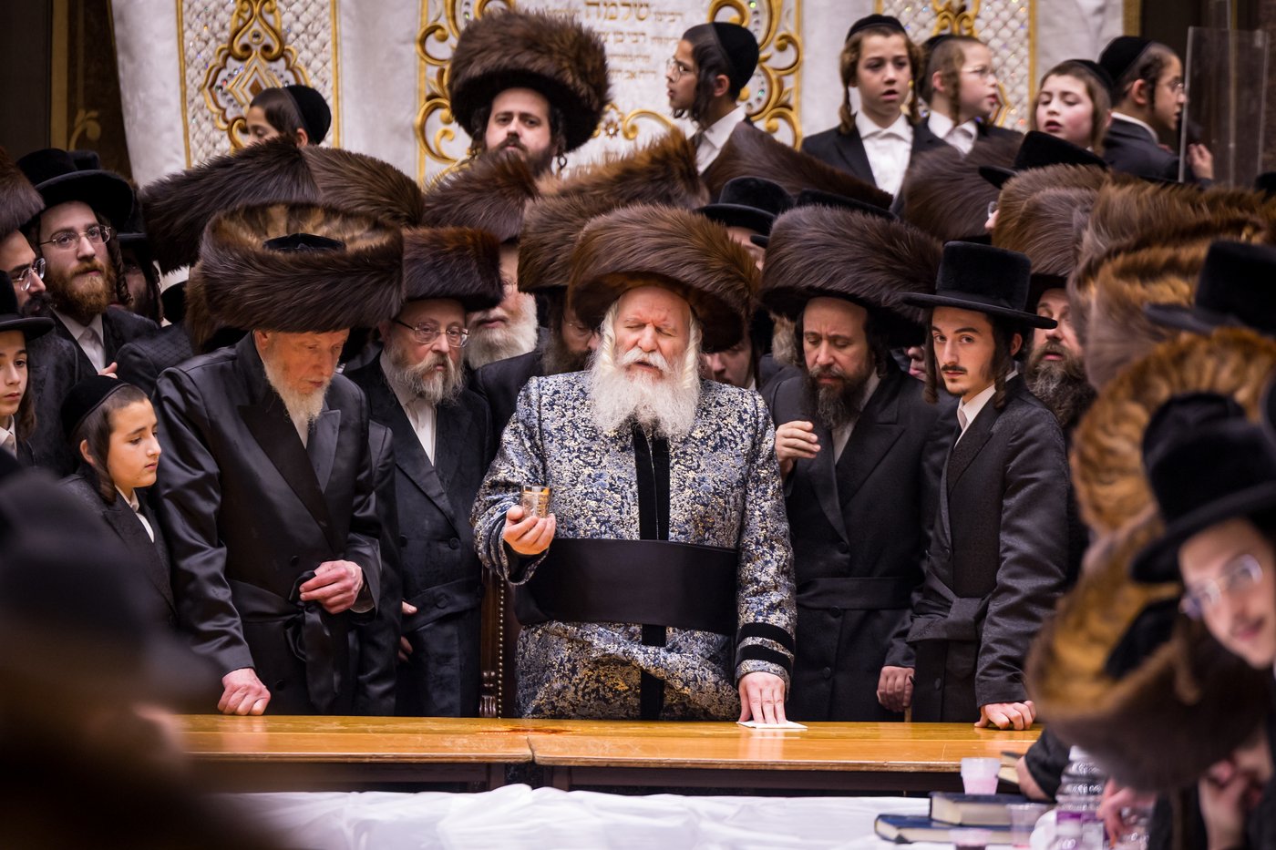 מוצאי שמחת תורה בחצר הקודש באבוב | צילום: אחים לאנטשעווסקי
