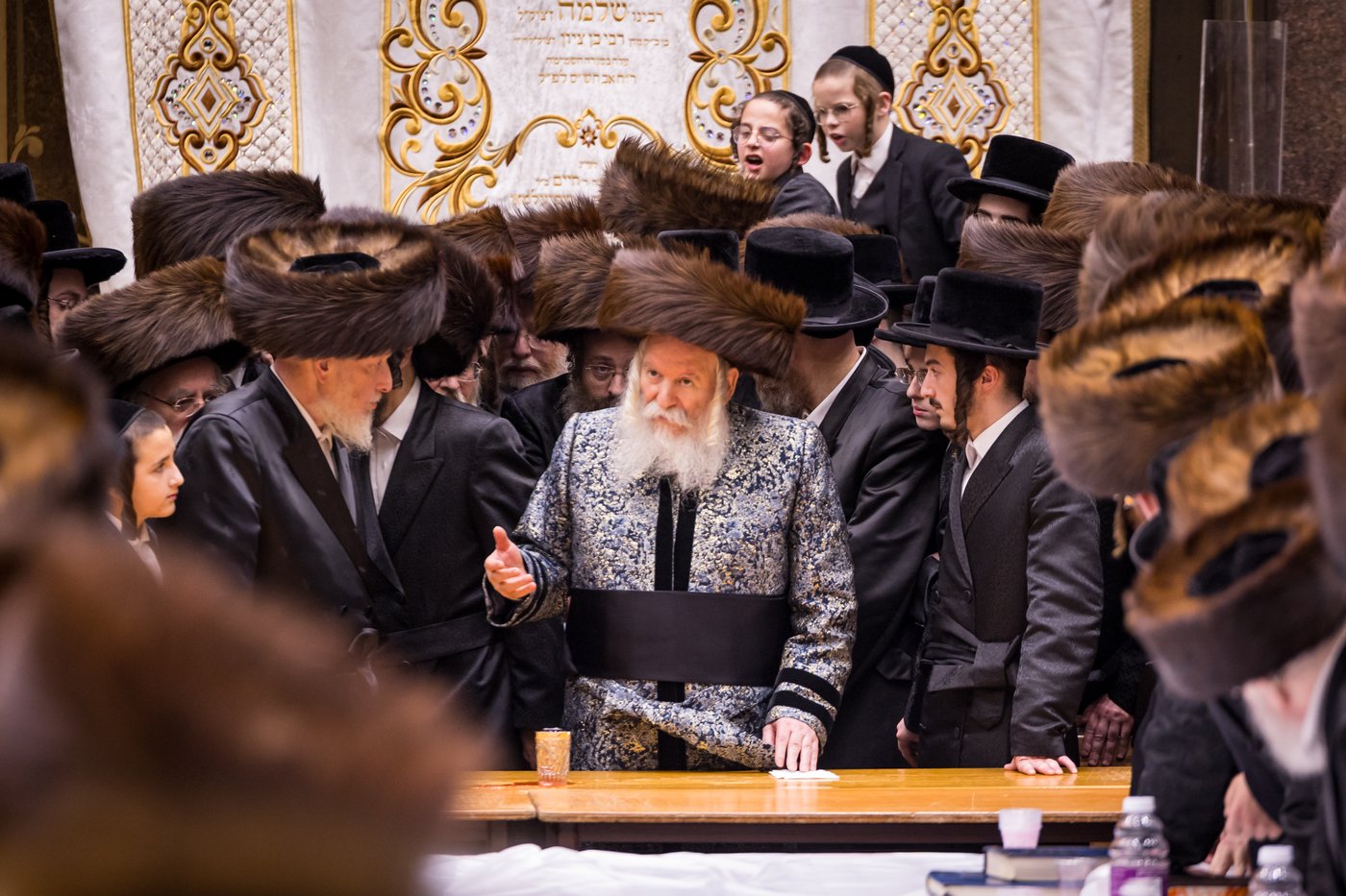 מוצאי שמחת תורה בחצר הקודש באבוב | צילום: אחים לאנטשעווסקי