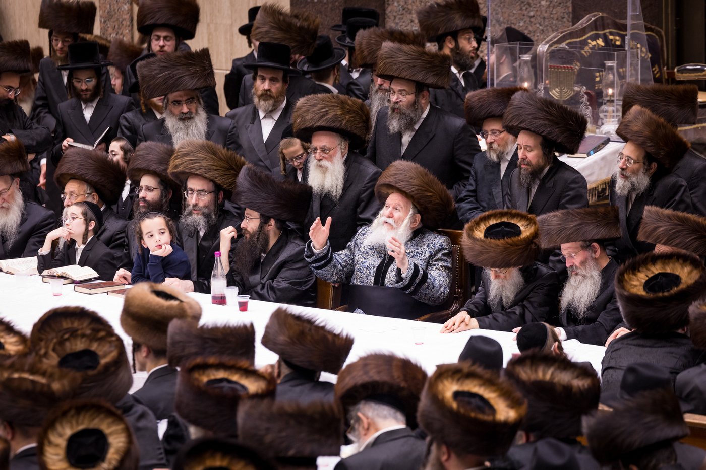 מוצאי שמחת תורה בחצר הקודש באבוב | צילום: אחים לאנטשעווסקי
