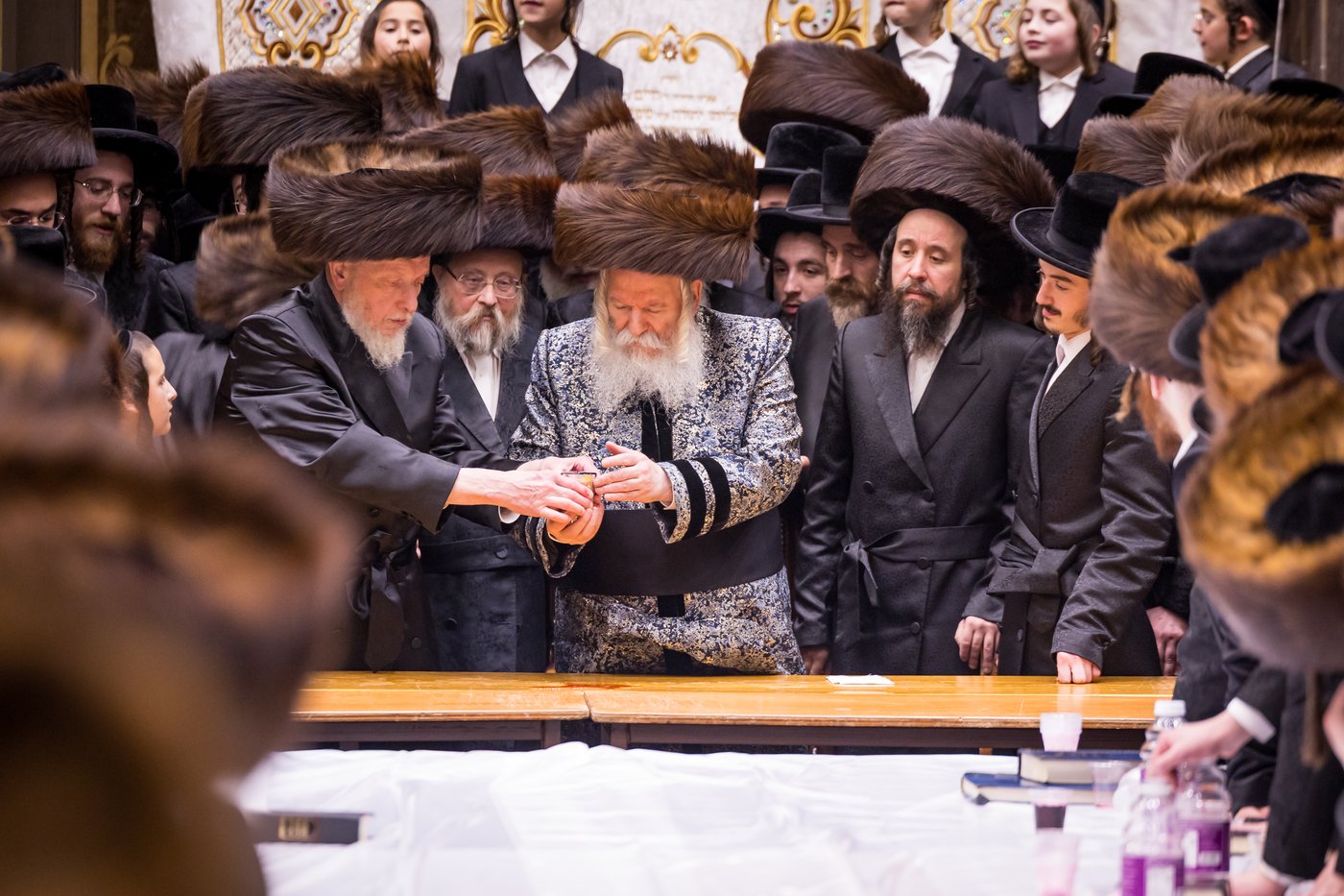 מוצאי שמחת תורה בחצר הקודש באבוב | צילום: אחים לאנטשעווסקי