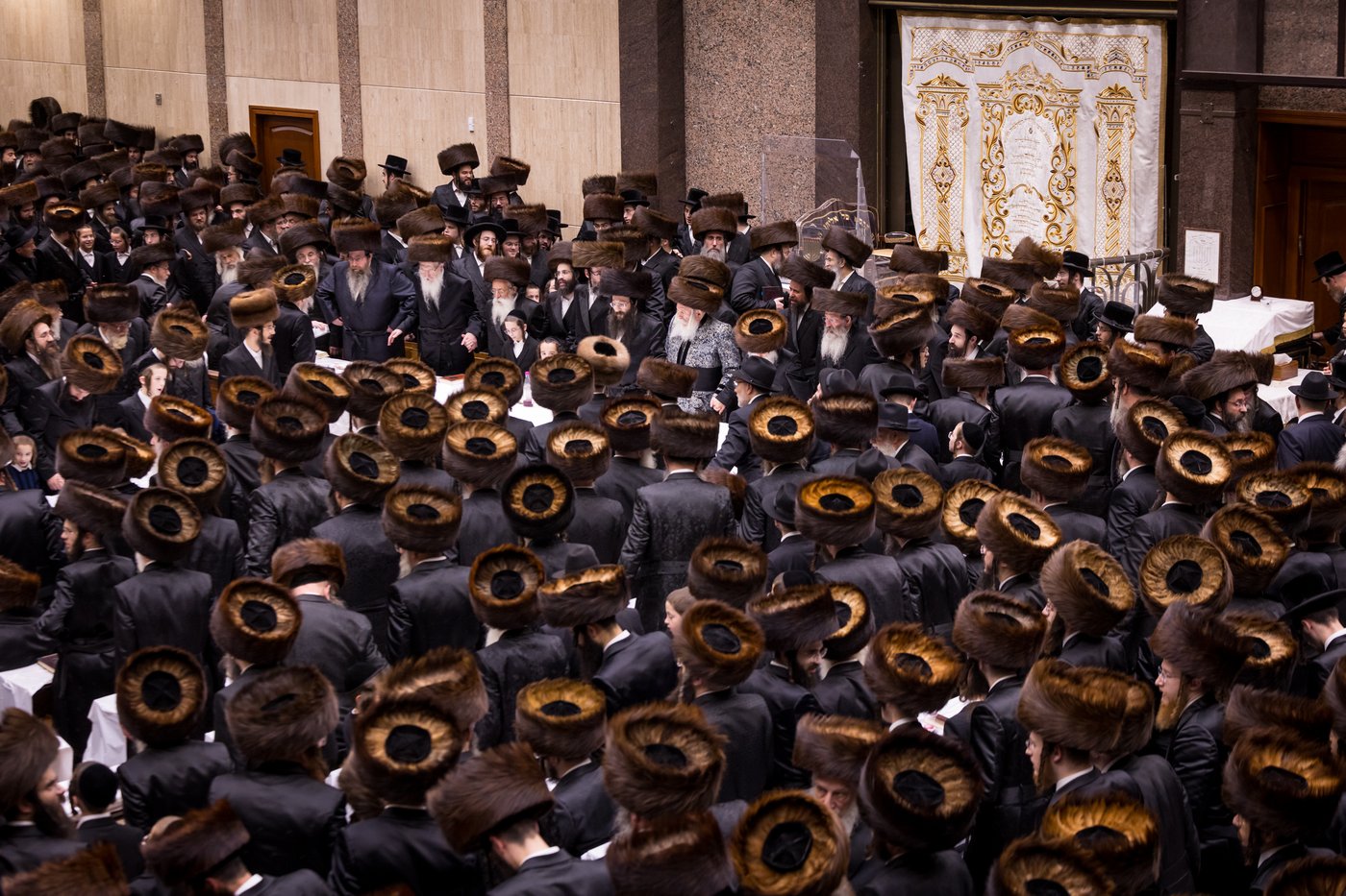 מוצאי שמחת תורה בחצר הקודש באבוב | צילום: אחים לאנטשעווסקי