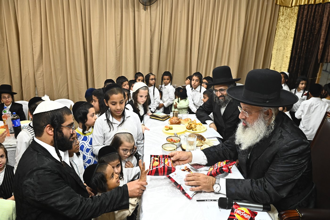 שמחת בית השואבה אצל הגר"ע אלכורת | צילום: שוקי לרר