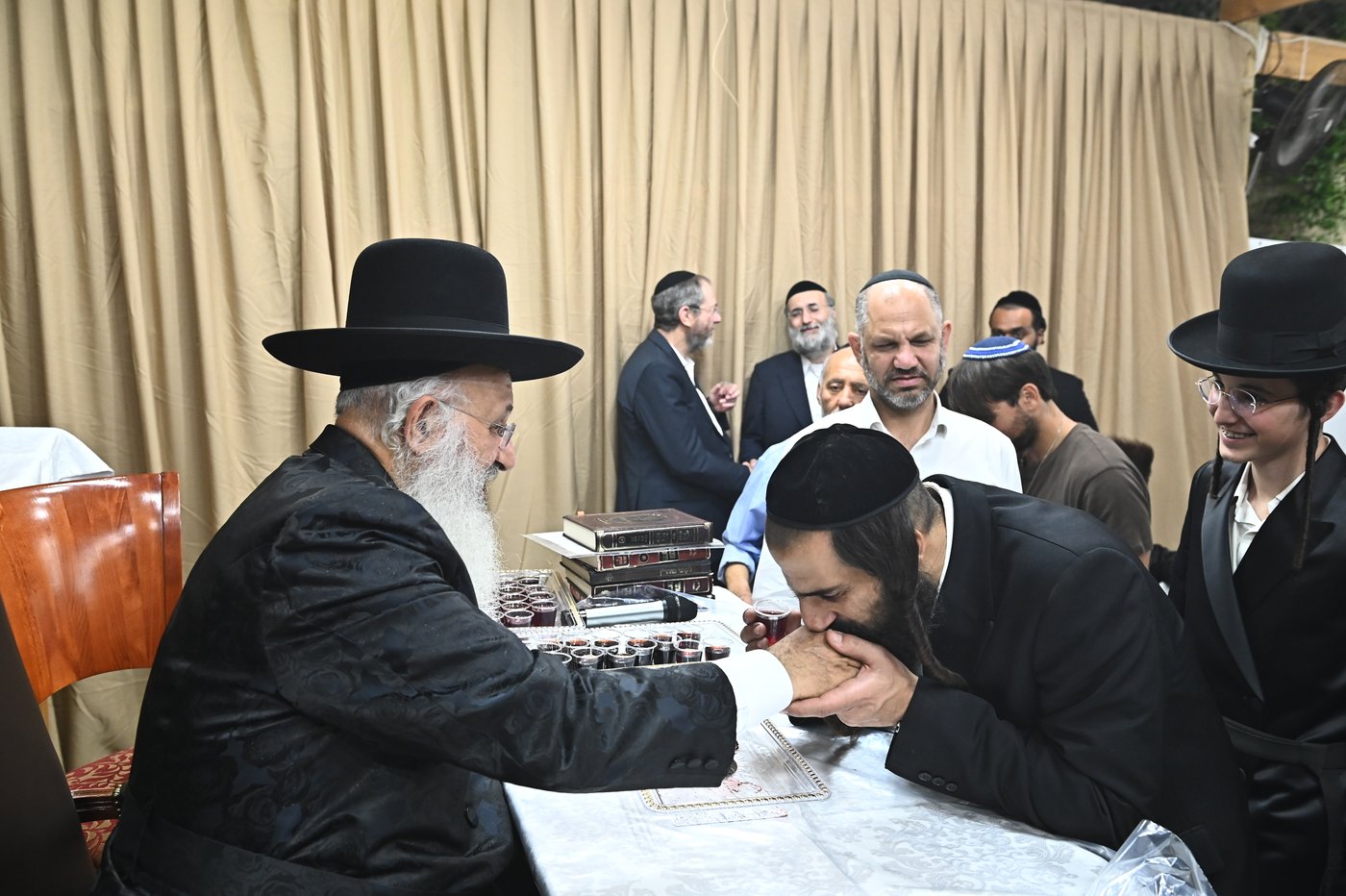 שמחת בית השואבה אצל הגר"ע אלכורת | צילום: שוקי לרר
