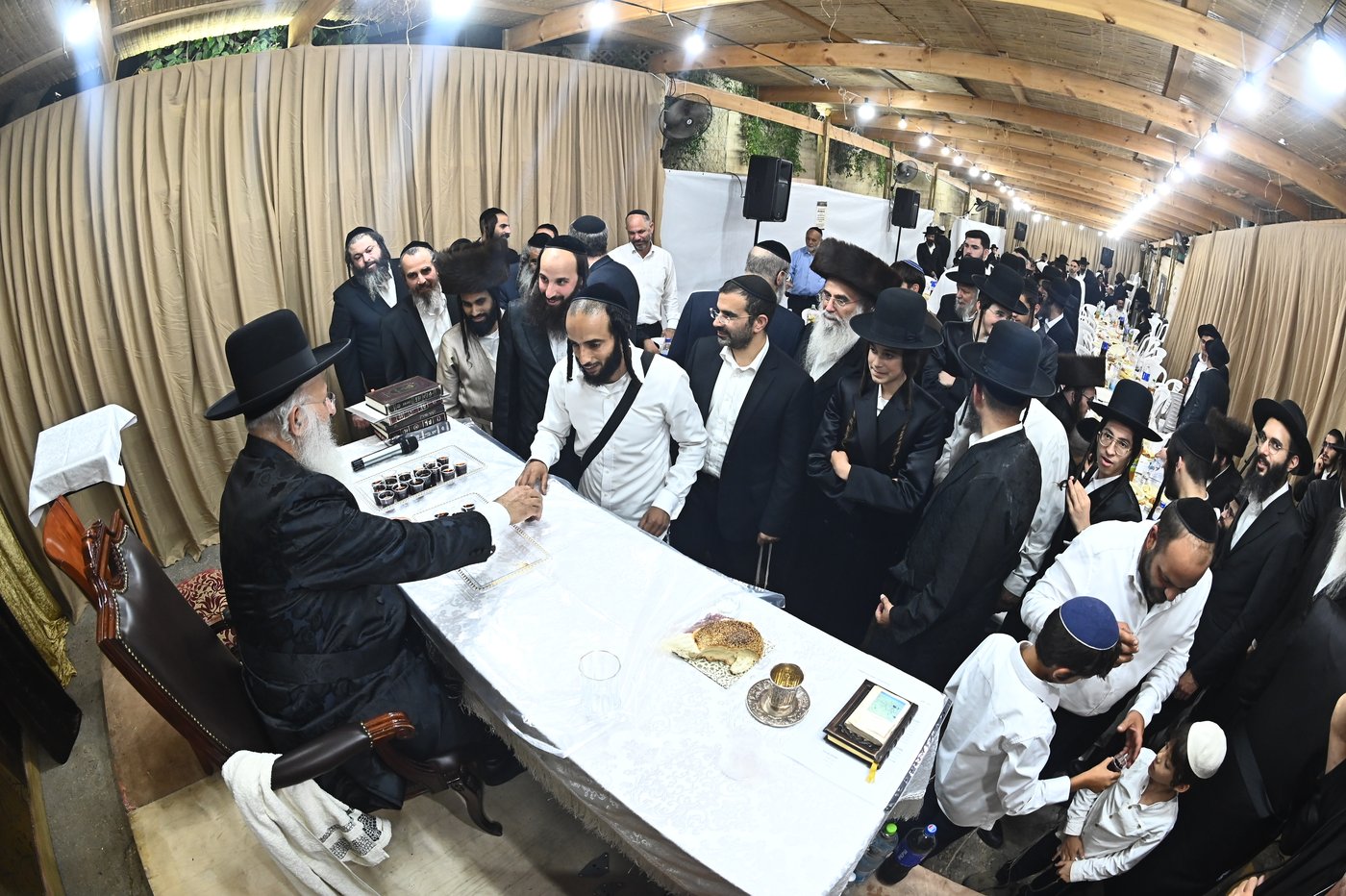 שמחת בית השואבה אצל הגר"ע אלכורת | צילום: שוקי לרר