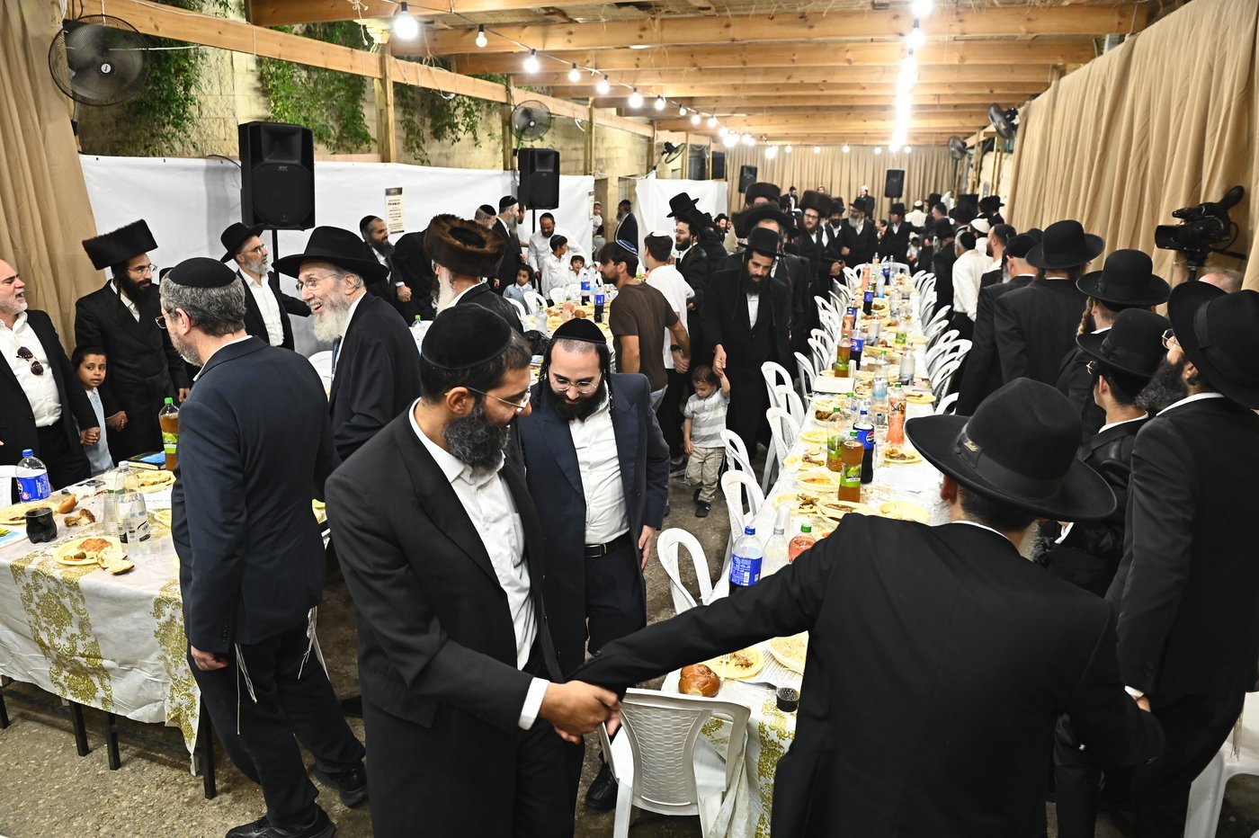שמחת בית השואבה אצל הגר"ע אלכורת | צילום: שוקי לרר