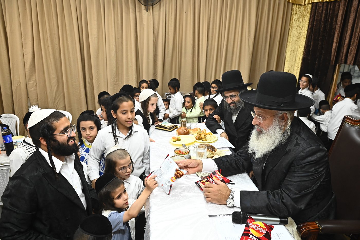 שמחת בית השואבה אצל הגר"ע אלכורת | צילום: שוקי לרר