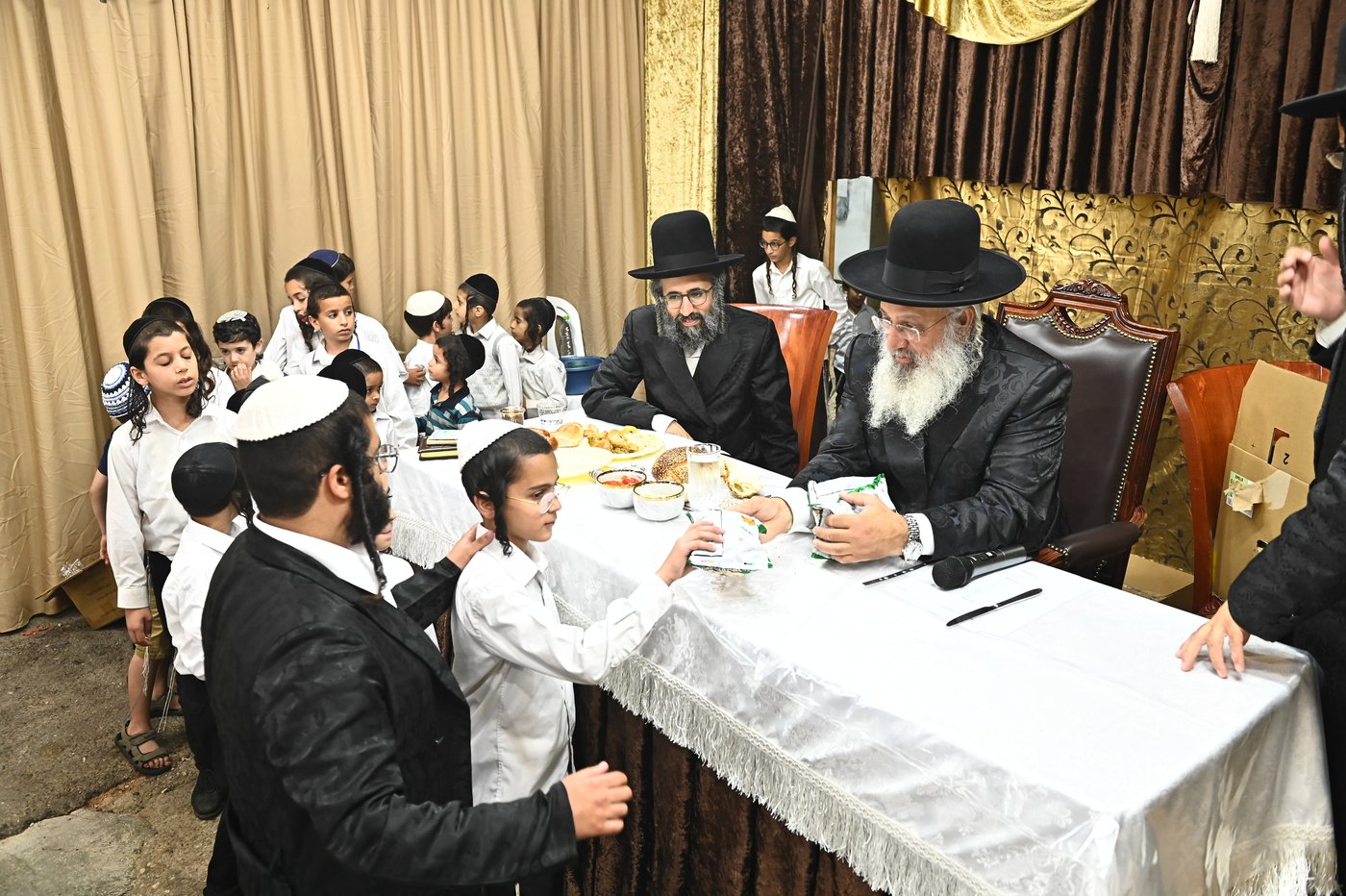 שמחת בית השואבה אצל הגר"ע אלכורת | צילום: שוקי לרר