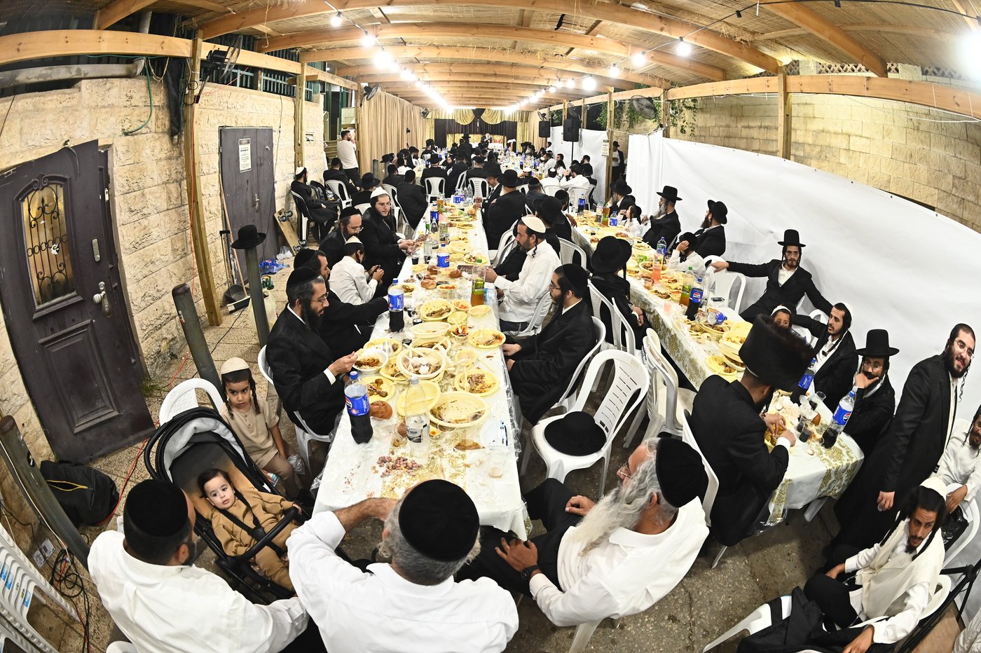 שמחת בית השואבה אצל הגר"ע אלכורת | צילום: שוקי לרר