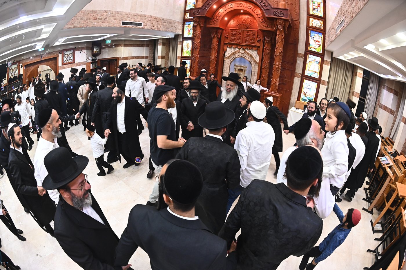 שמחת בית השואבה אצל הגר"ע אלכורת | צילום: שוקי לרר