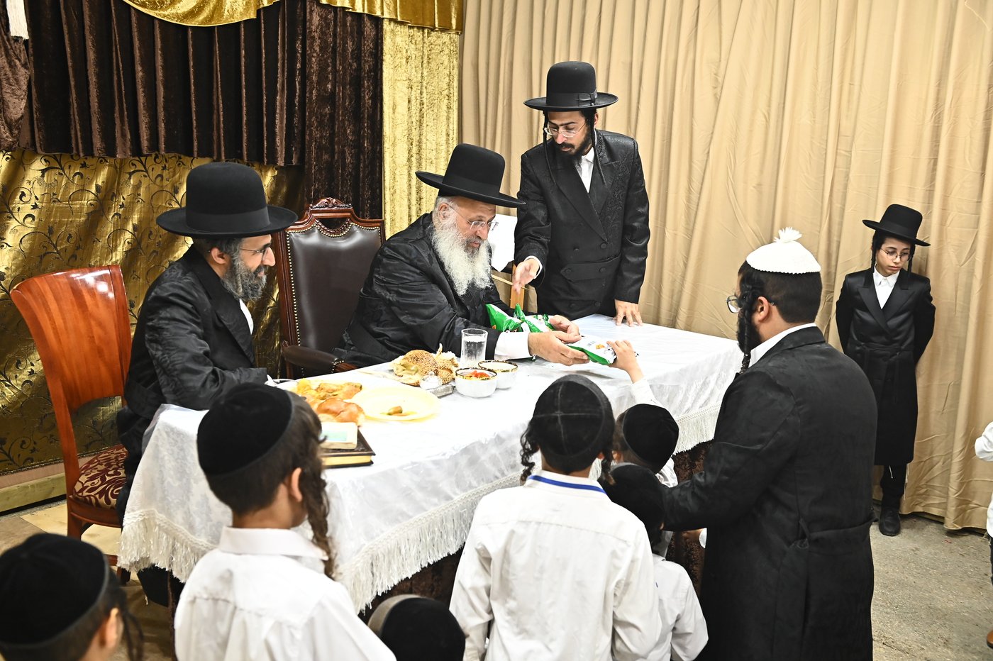 שמחת בית השואבה אצל הגר"ע אלכורת | צילום: שוקי לרר