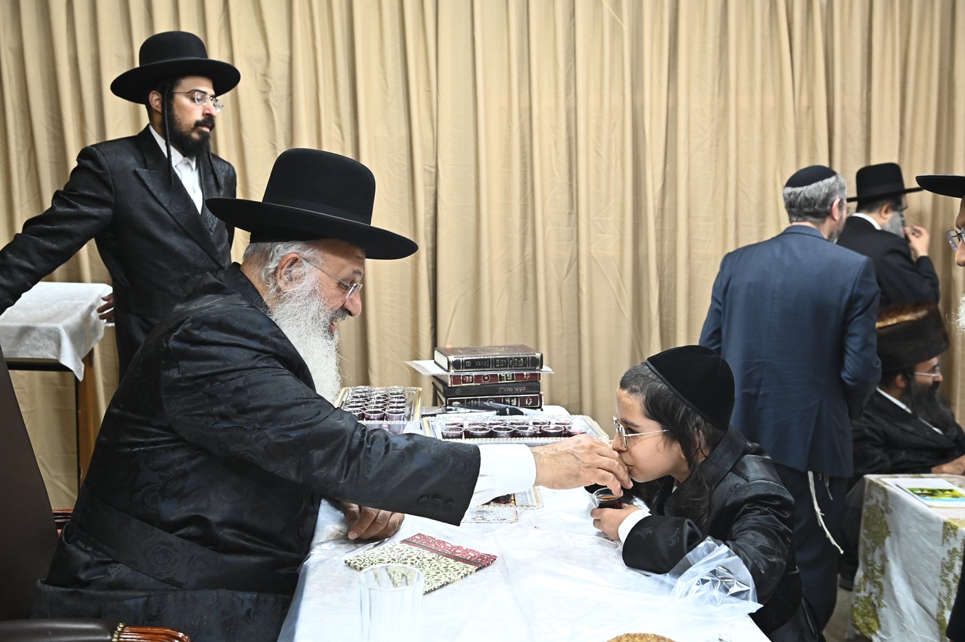 שמחת בית השואבה אצל הגר"ע אלכורת | צילום: שוקי לרר