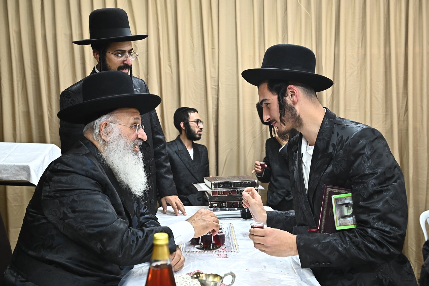 שמחת בית השואבה אצל הגר"ע אלכורת | צילום: שוקי לרר