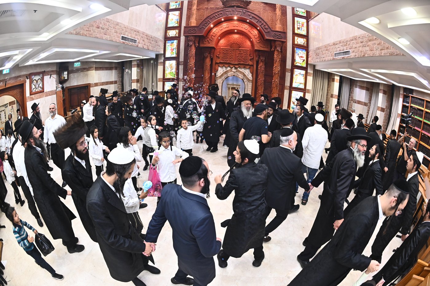 שמחת בית השואבה אצל הגר"ע אלכורת | צילום: שוקי לרר